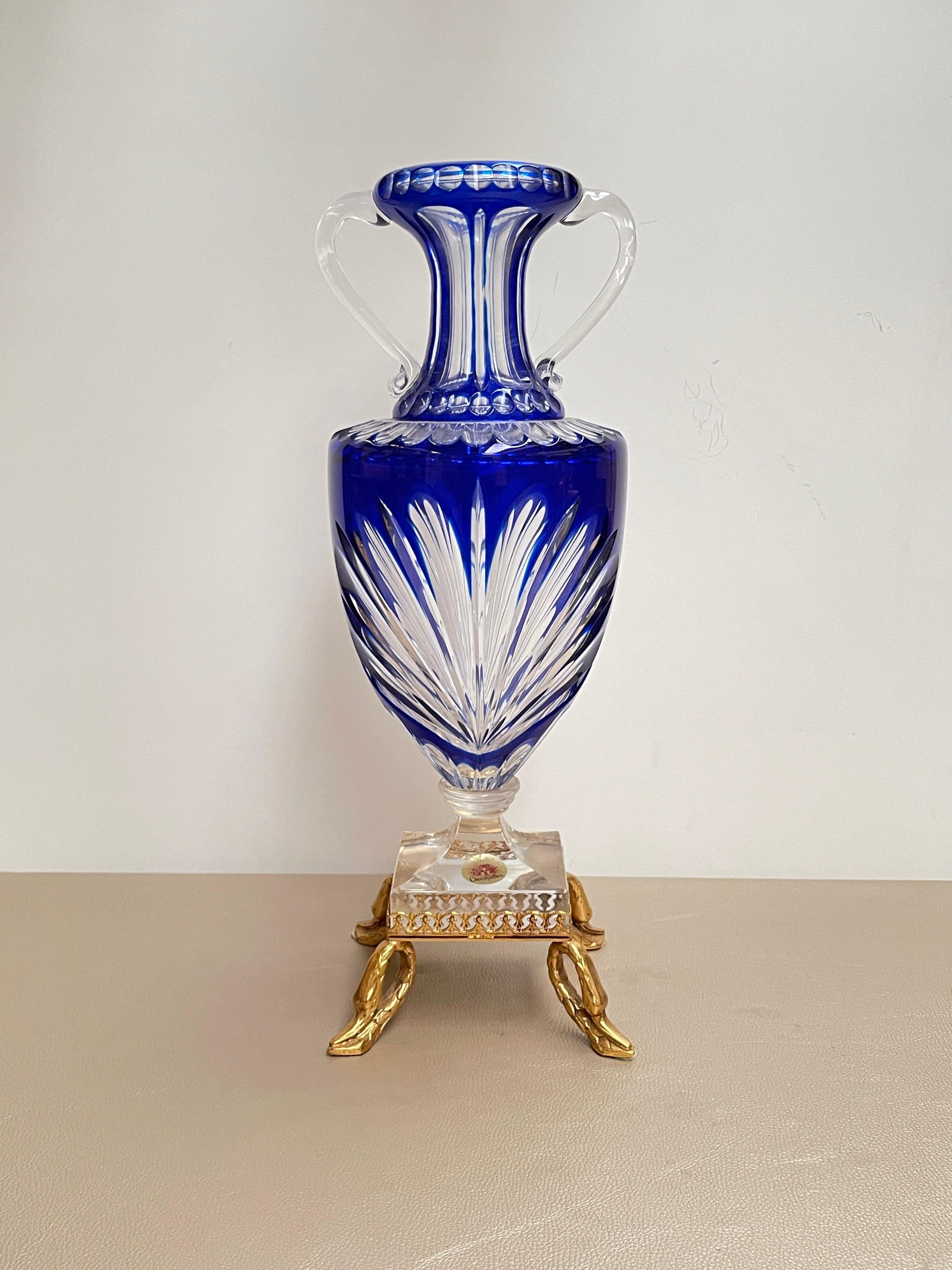 Anfora in cristallo blu e oro stile Versailles – Eleganza francese d’epoca.
