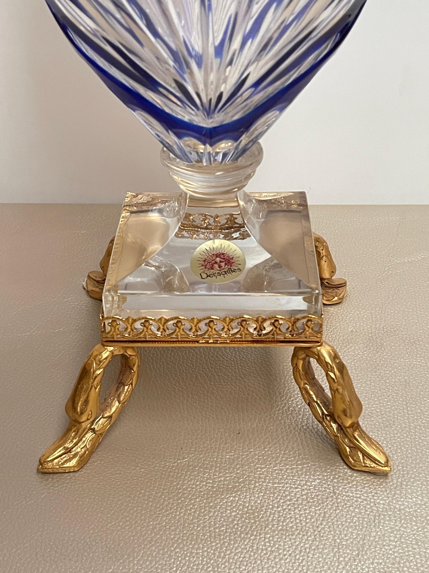 Anfora in cristallo blu e oro stile Versailles – Eleganza francese d’epoca.