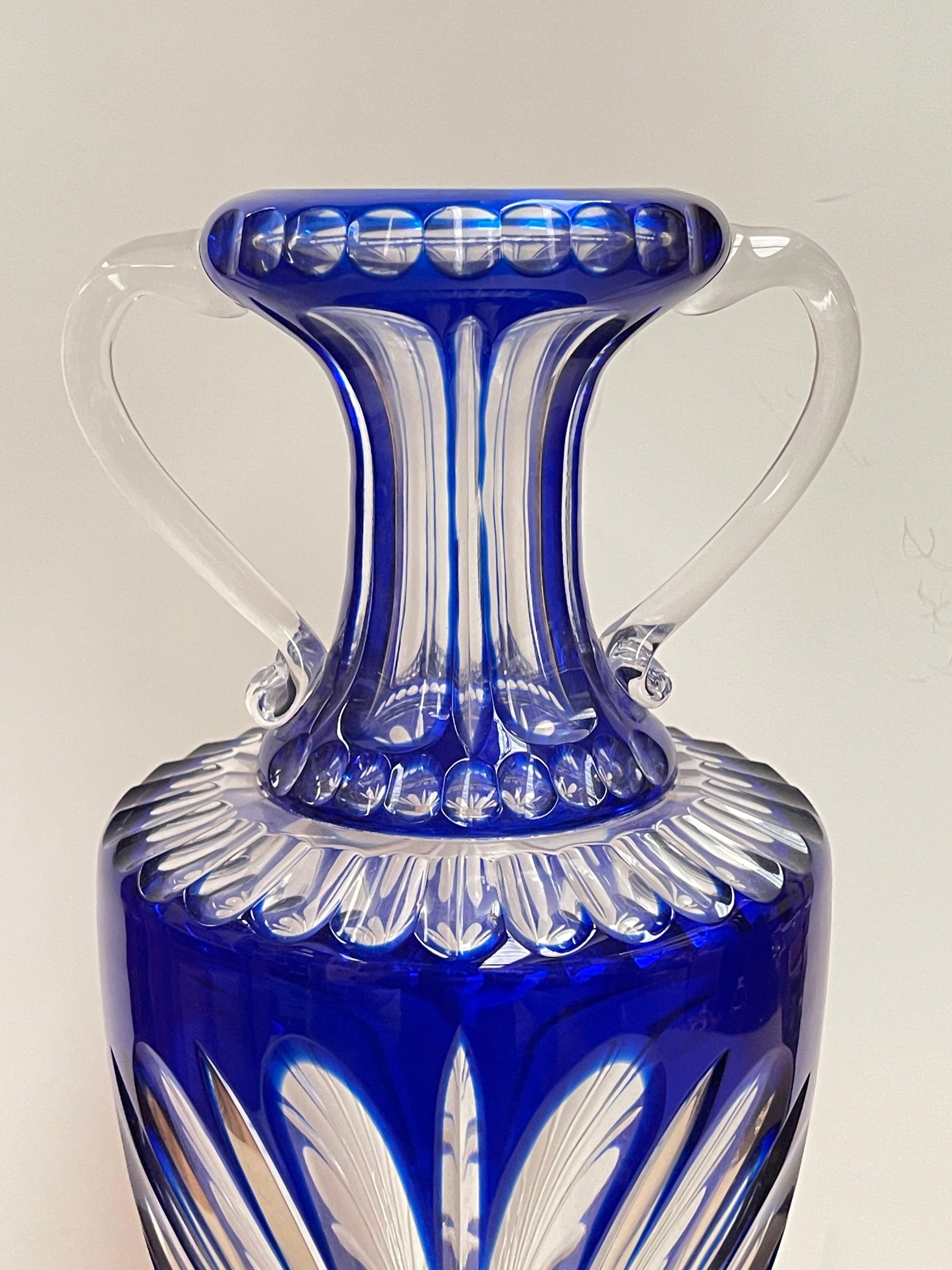 Anfora in cristallo blu e oro stile Versailles – Eleganza francese d’epoca.