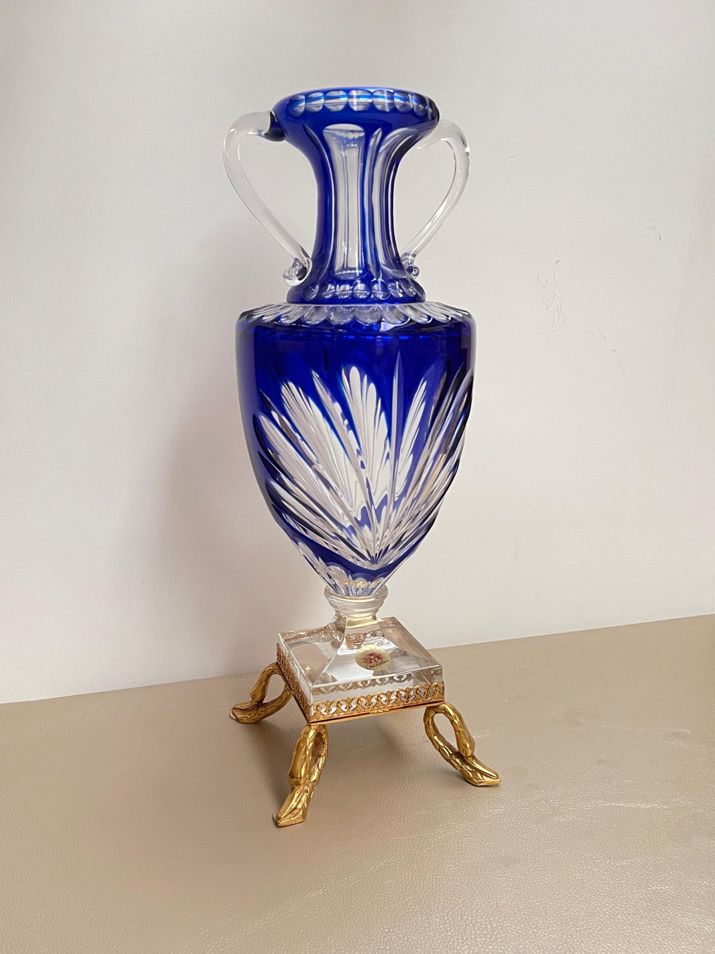 Anfora in cristallo blu e oro stile Versailles – Eleganza francese d’epoca.