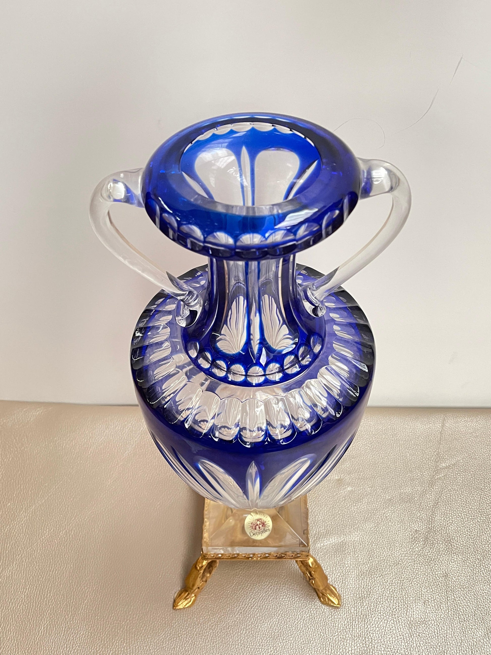 Anfora in cristallo blu e oro stile Versailles – Eleganza francese d’epoca.