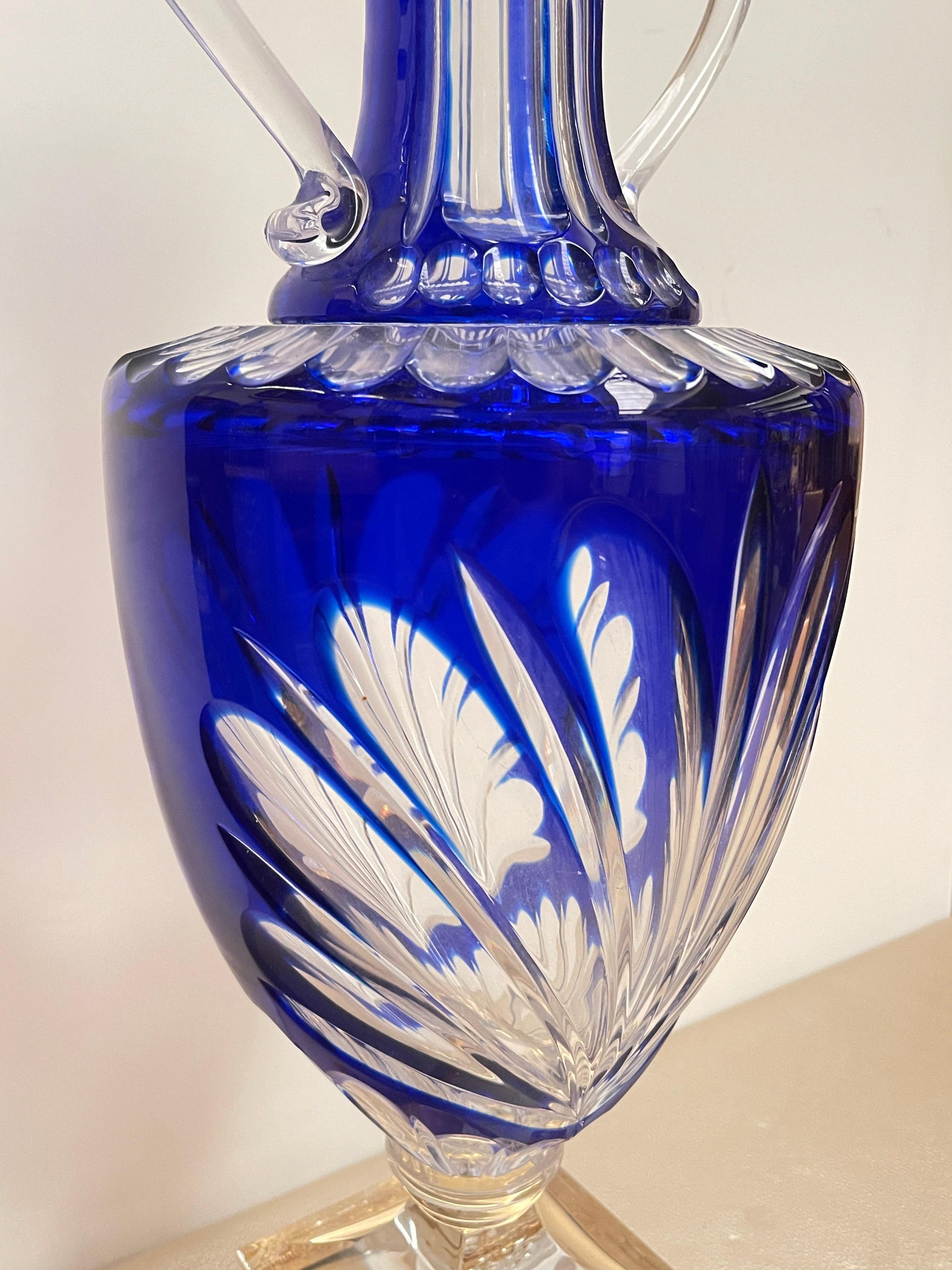 Anfora in cristallo blu e oro stile Versailles – Eleganza francese d’epoca.