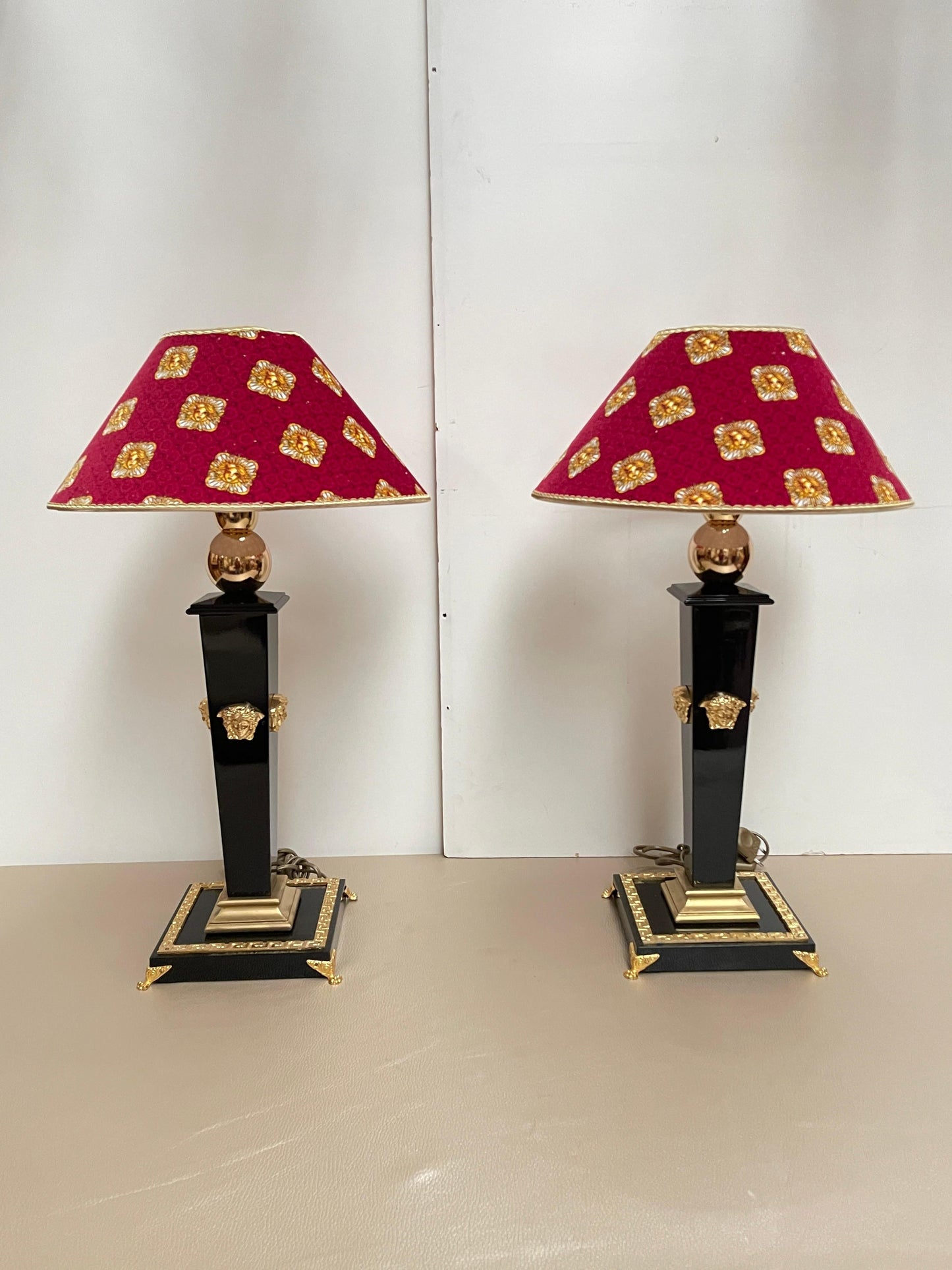 Coppia di Lampade da Tavolo Stile Neoclassico in Nero e Oro - "Le Sfingi d'Oro"