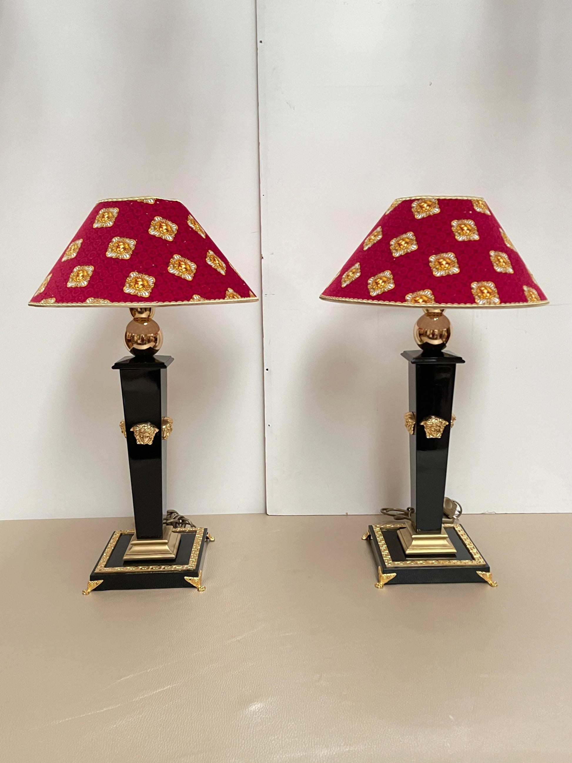 Coppia di Lampade da Tavolo Stile Neoclassico in Nero e Oro - "Le Sfingi d'Oro"