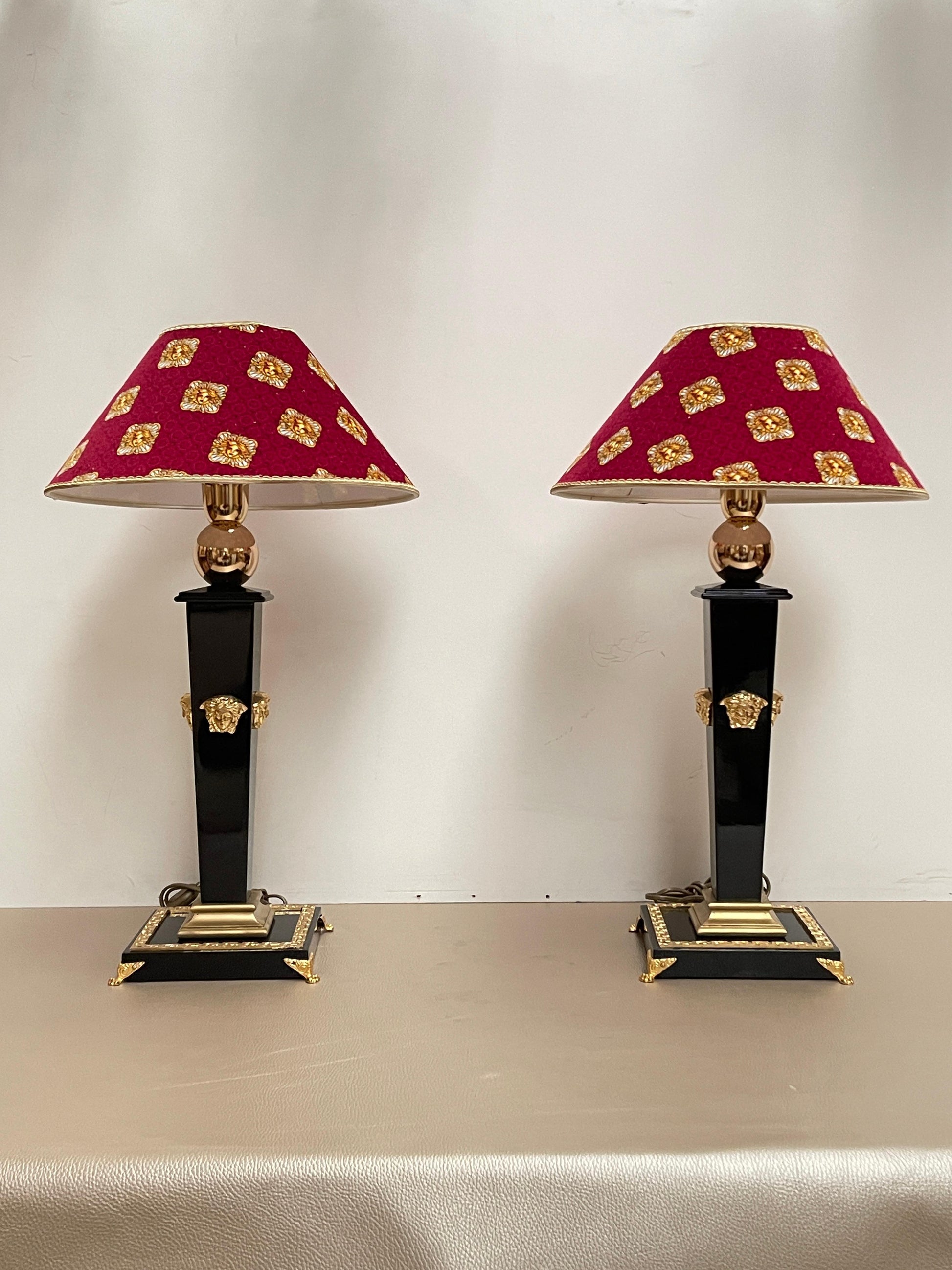 Coppia di Lampade da Tavolo Stile Neoclassico in Nero e Oro - "Le Sfingi d'Oro"