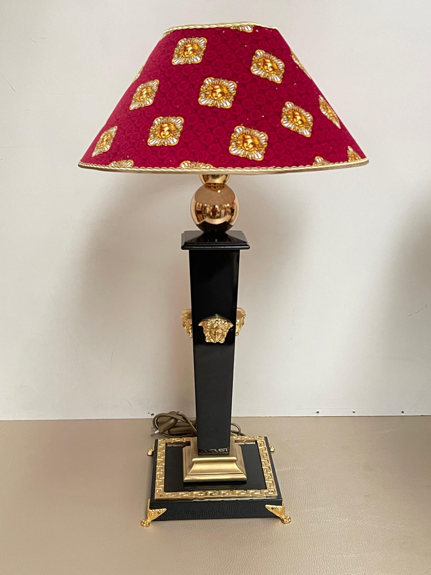 Coppia di Lampade da Tavolo Stile Neoclassico in Nero e Oro - "Le Sfingi d'Oro"