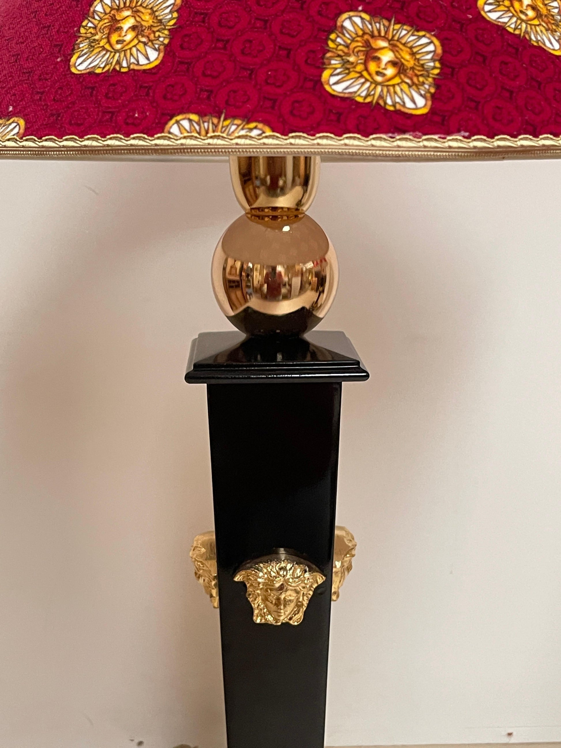 Coppia di Lampade da Tavolo Stile Neoclassico in Nero e Oro - "Le Sfingi d'Oro"