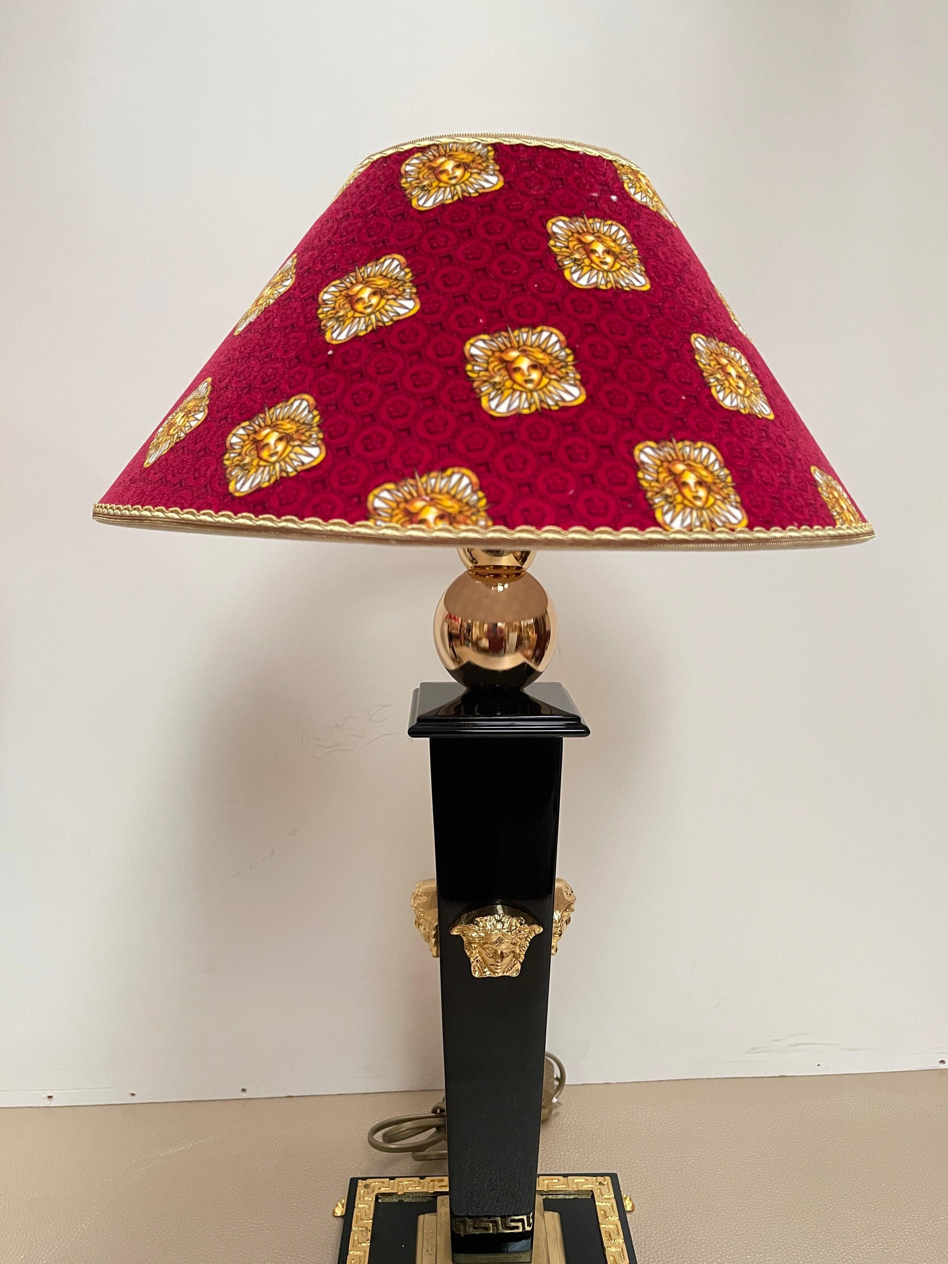 Coppia di Lampade da Tavolo Stile Neoclassico in Nero e Oro - "Le Sfingi d'Oro"