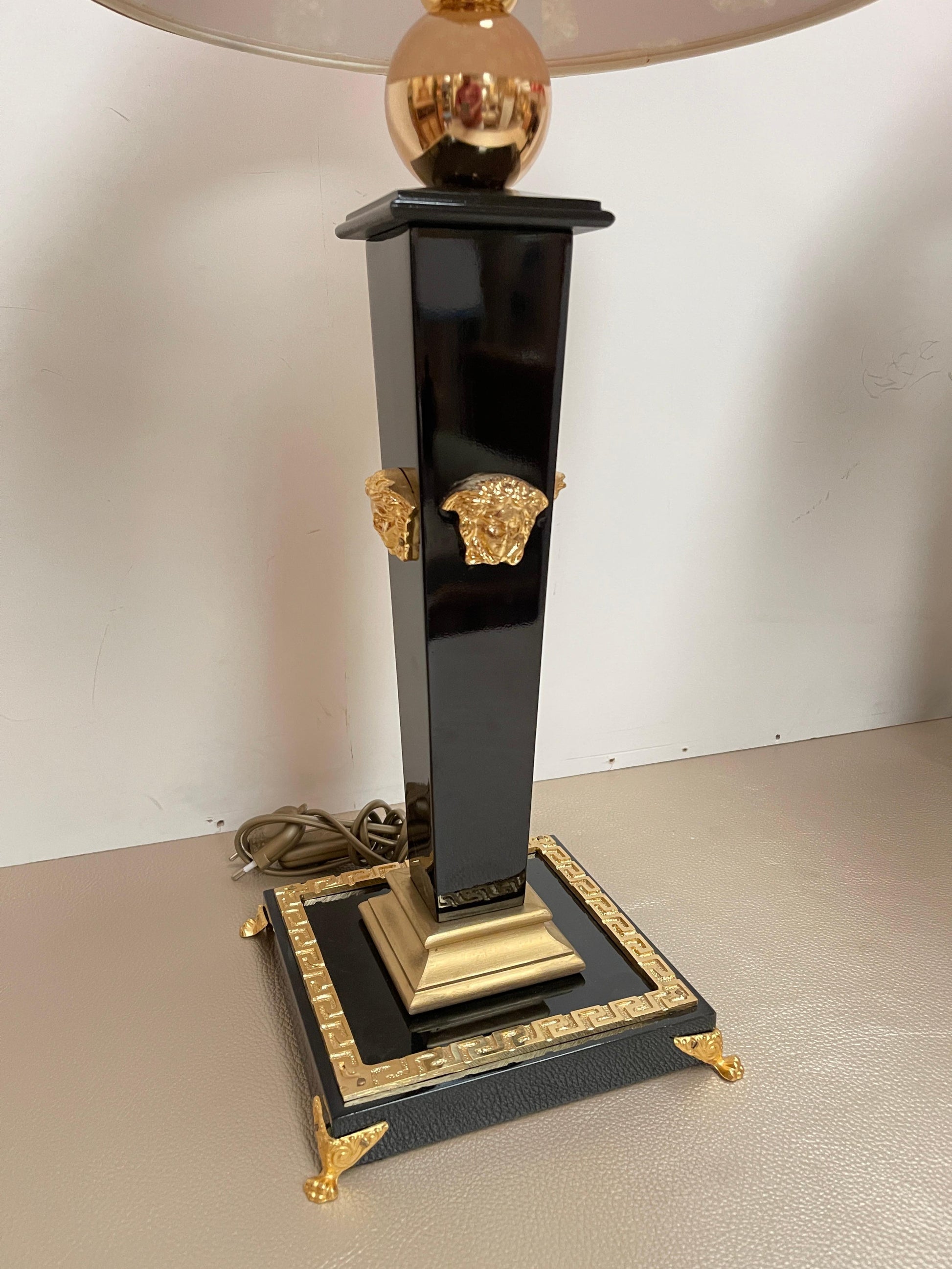 Coppia di Lampade da Tavolo Stile Neoclassico in Nero e Oro - "Le Sfingi d'Oro"