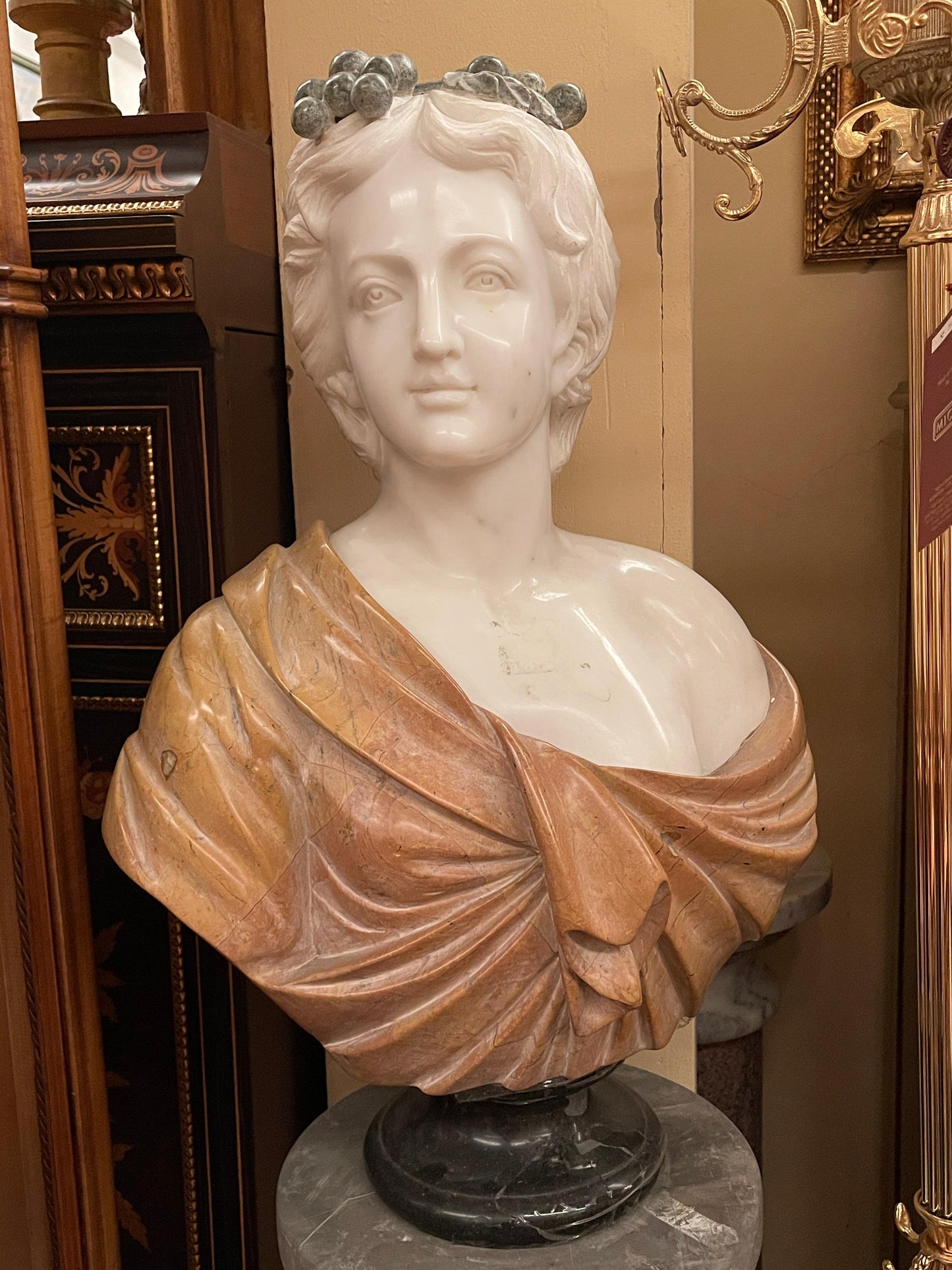 Busto in Marmo Policromo di Giovane Donna con Corona di Uva – Stile Neoclassico