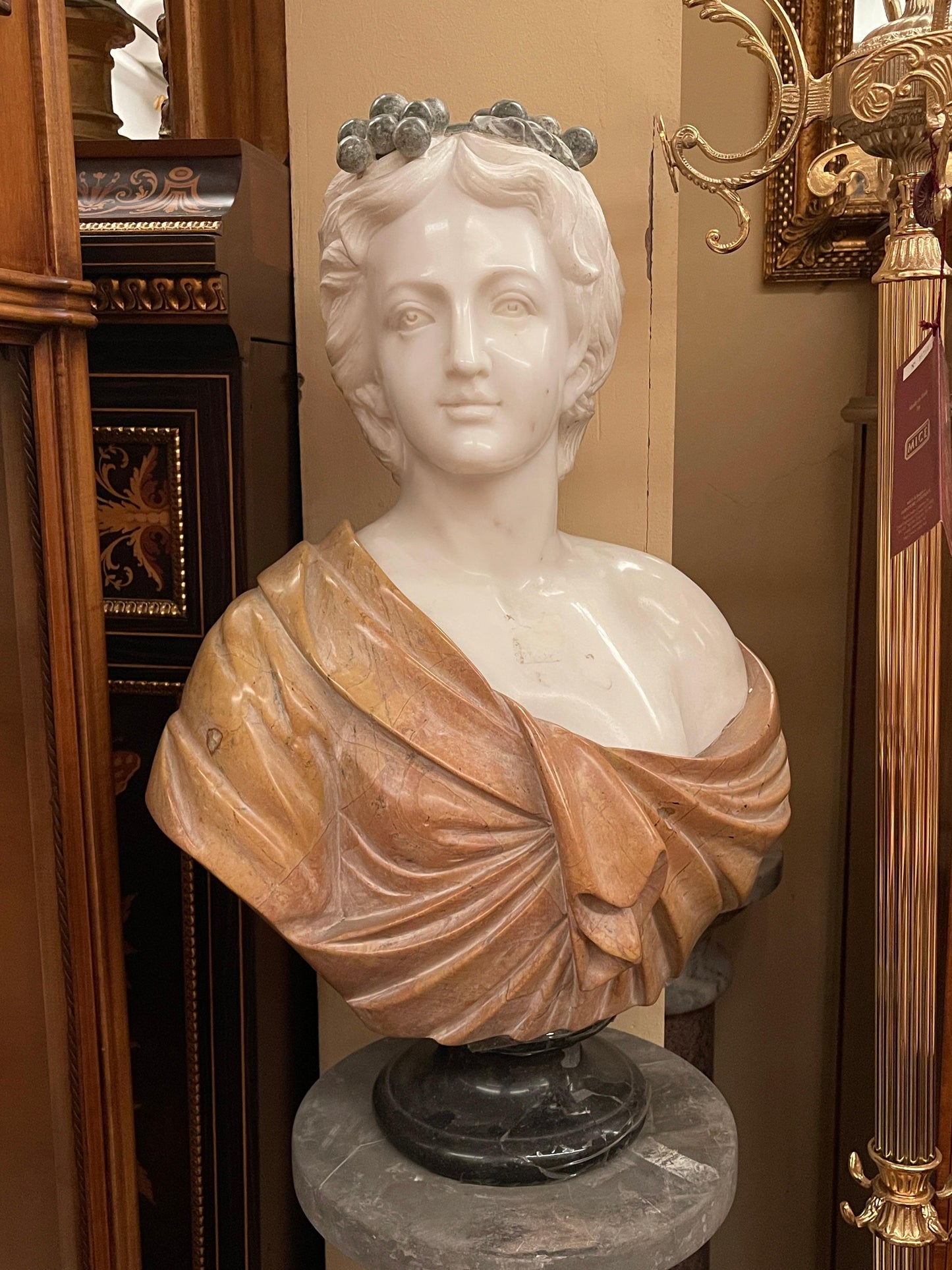 Busto in Marmo Policromo di Giovane Donna con Corona di Uva – Stile Neoclassico