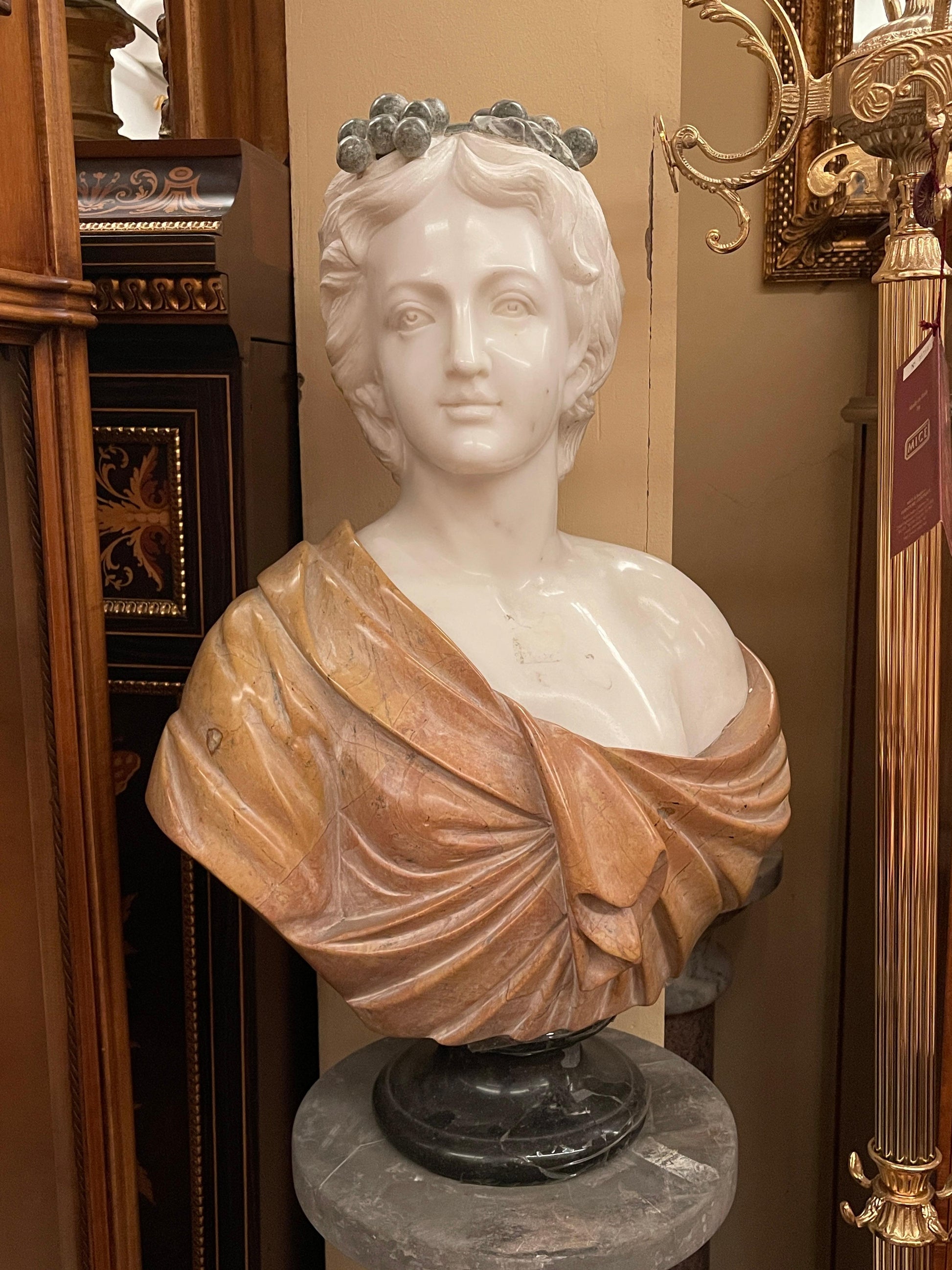 Busto in Marmo Policromo di Giovane Donna con Corona di Uva – Stile Neoclassico