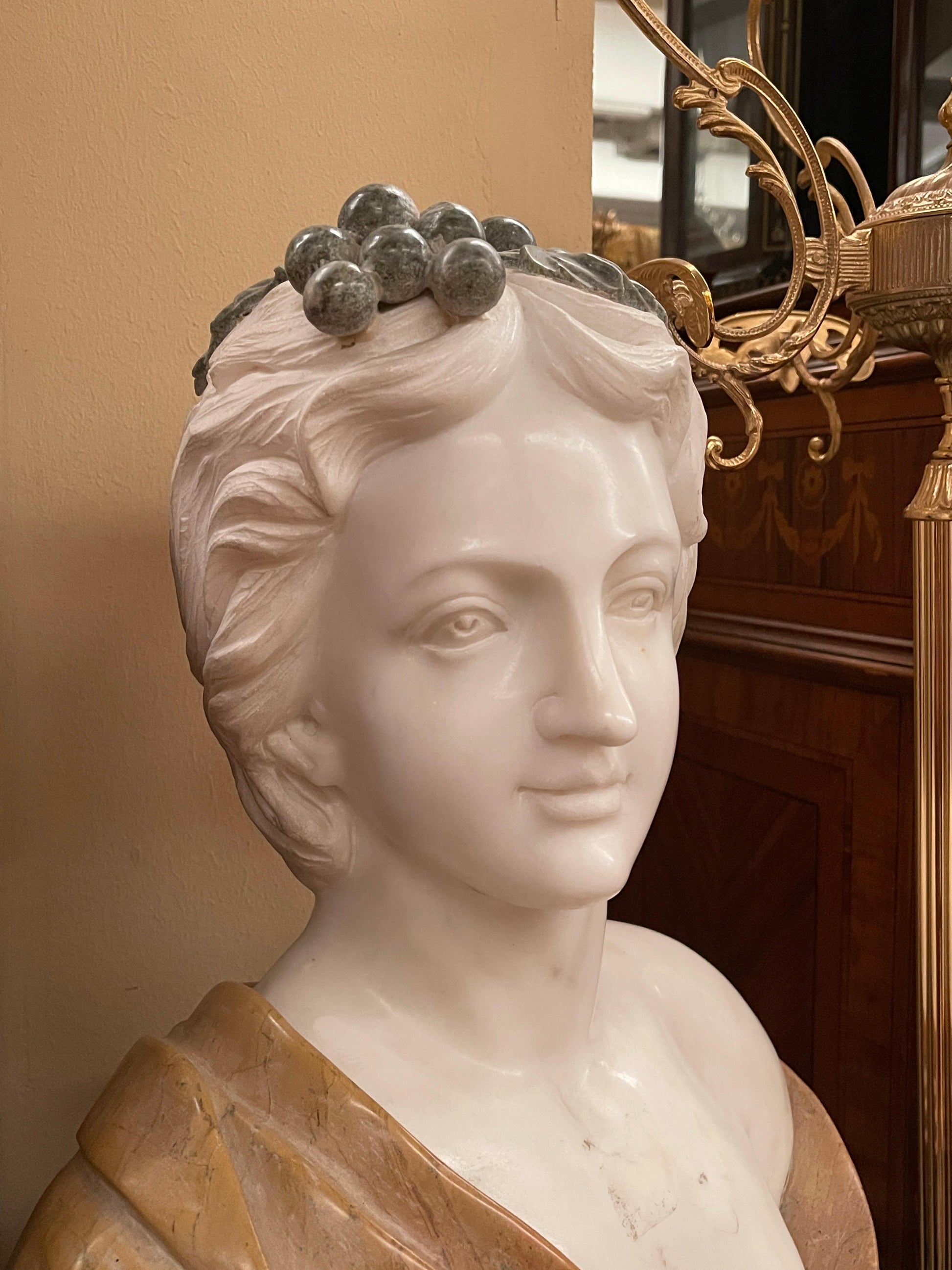 Busto in Marmo Policromo di Giovane Donna con Corona di Uva – Stile Neoclassico