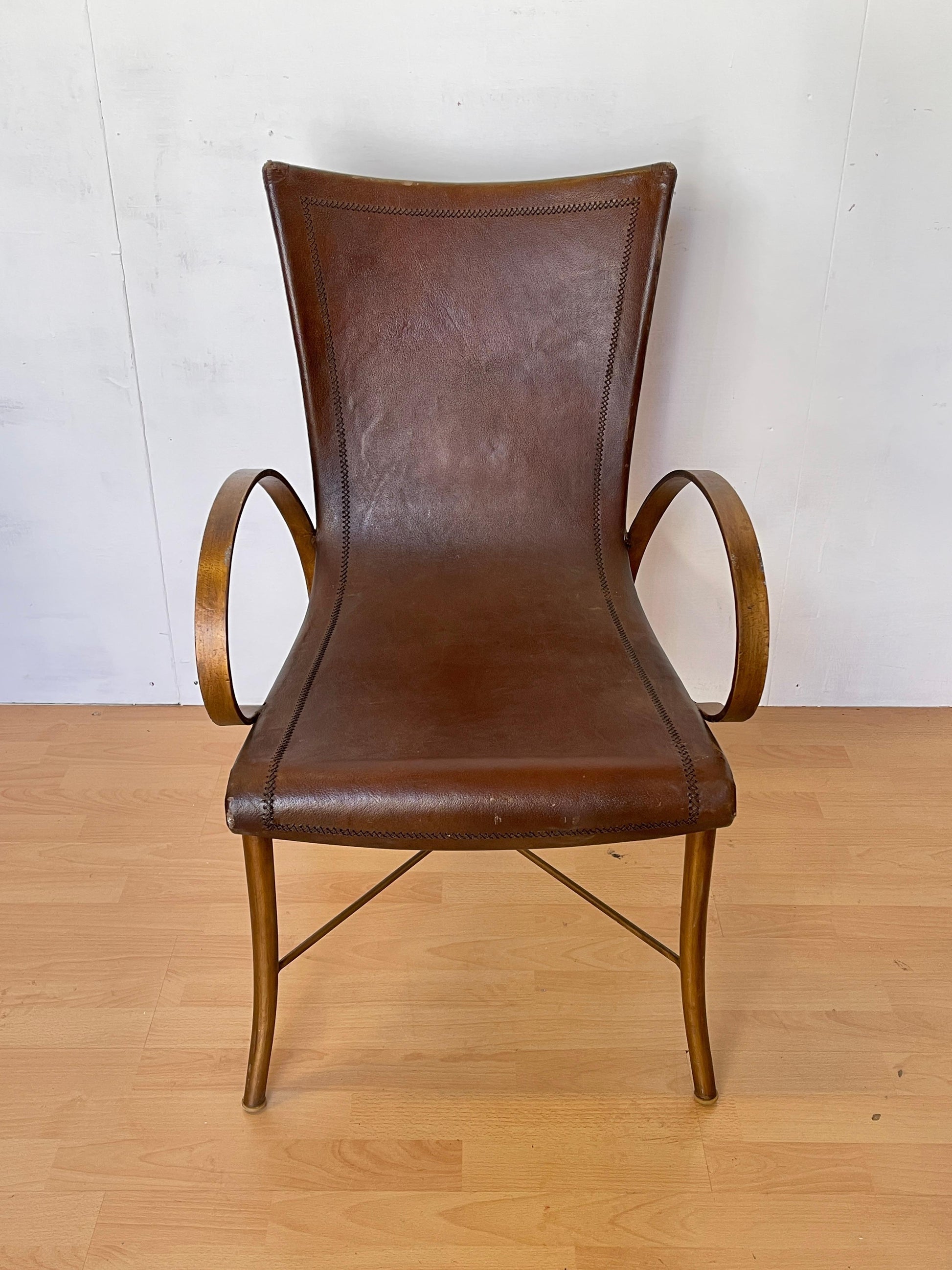 Sedia vintage in pelle e ferro battuto: elegante design artigianale italiano.