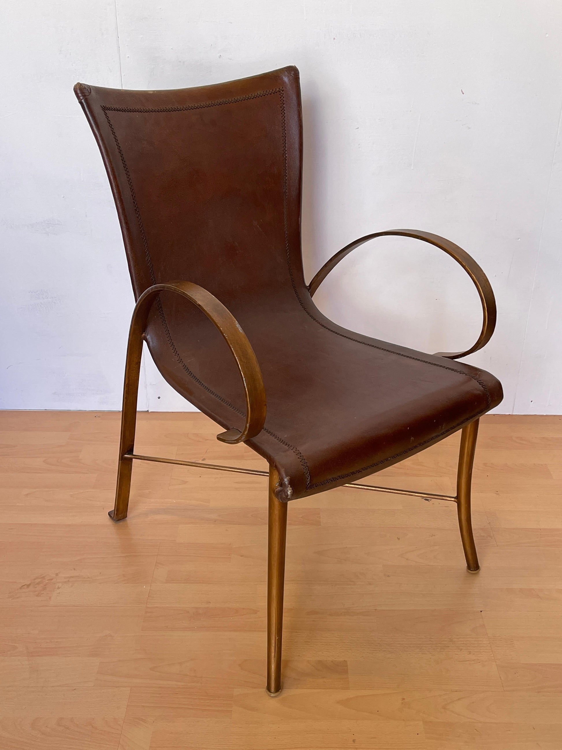 Sedia vintage in pelle e ferro battuto: elegante design artigianale italiano.