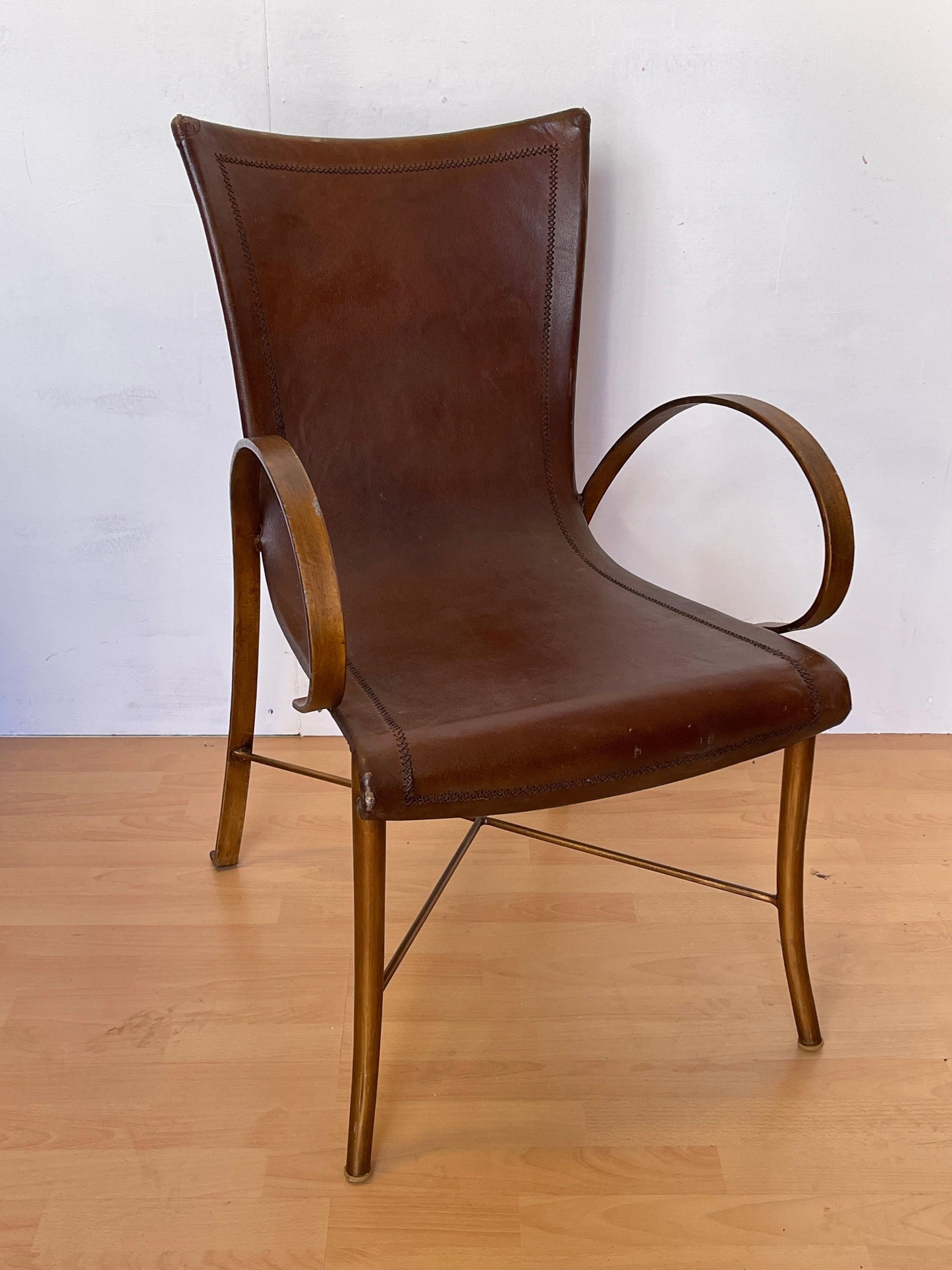 Sedia vintage in pelle e ferro battuto: elegante design artigianale italiano.