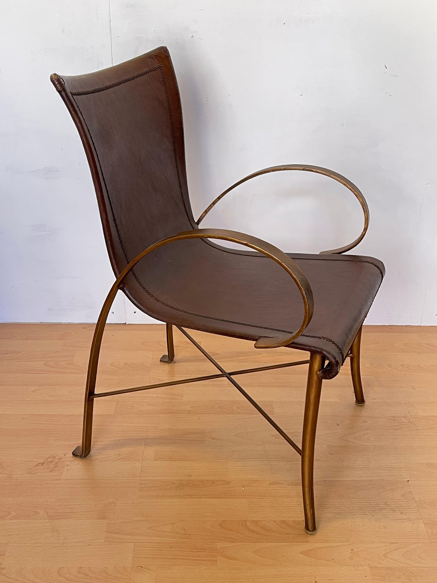 Sedia vintage in pelle e ferro battuto: elegante design artigianale italiano.