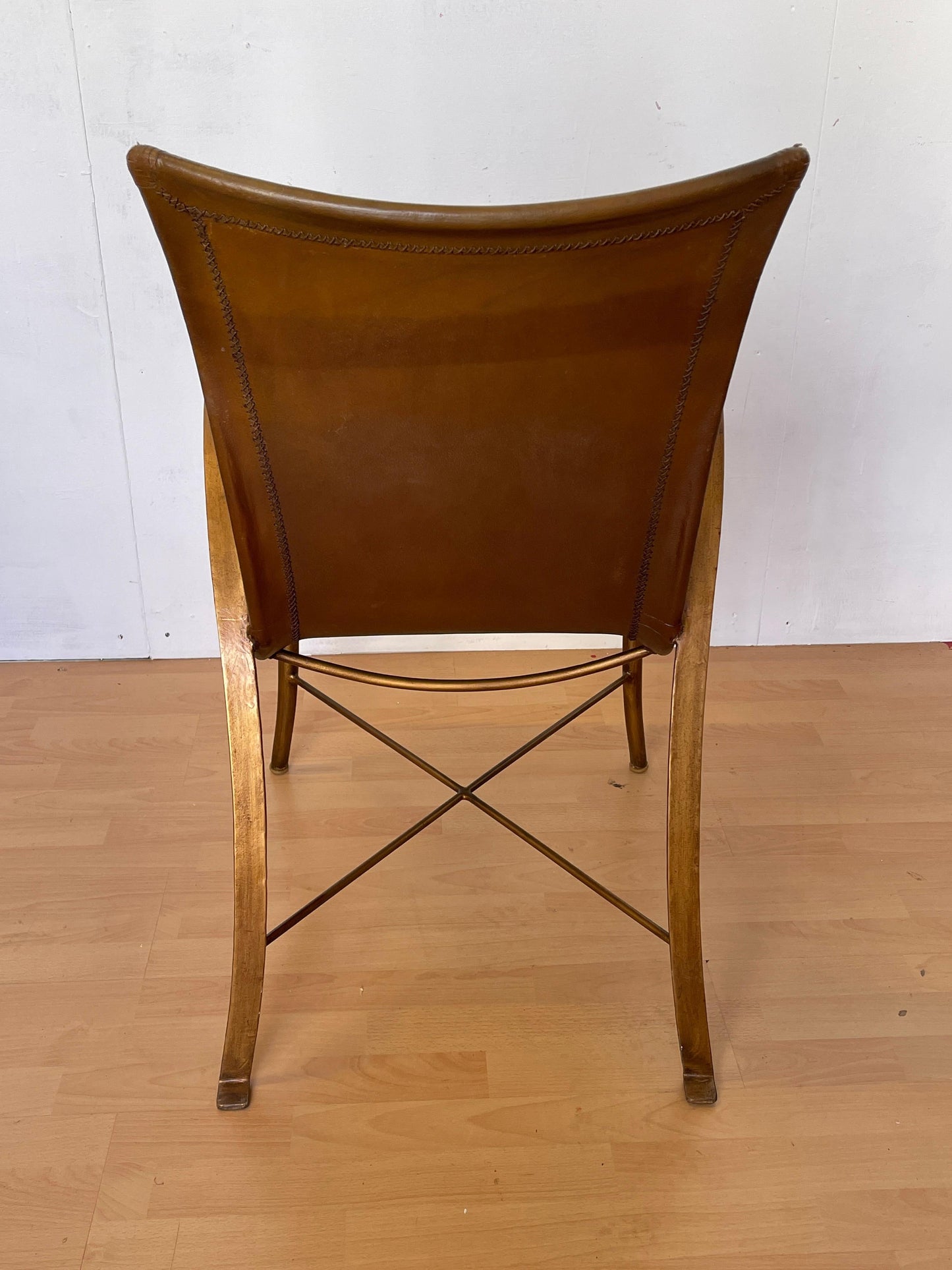 Sedia vintage in pelle e ferro battuto: elegante design artigianale italiano.