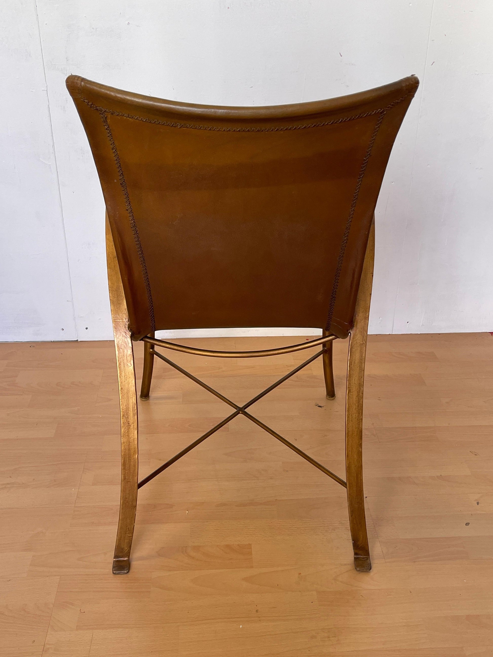 Sedia vintage in pelle e ferro battuto: elegante design artigianale italiano.