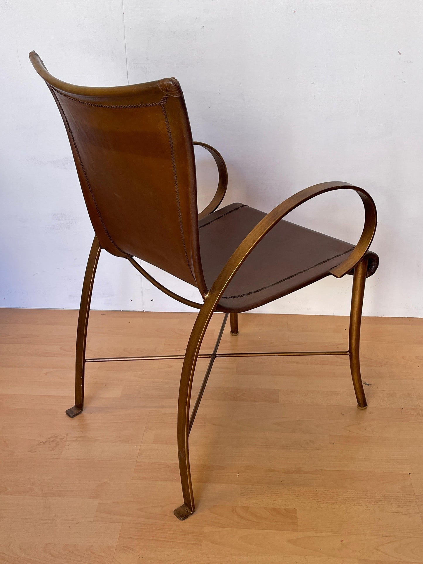 Sedia vintage in pelle e ferro battuto: elegante design artigianale italiano.