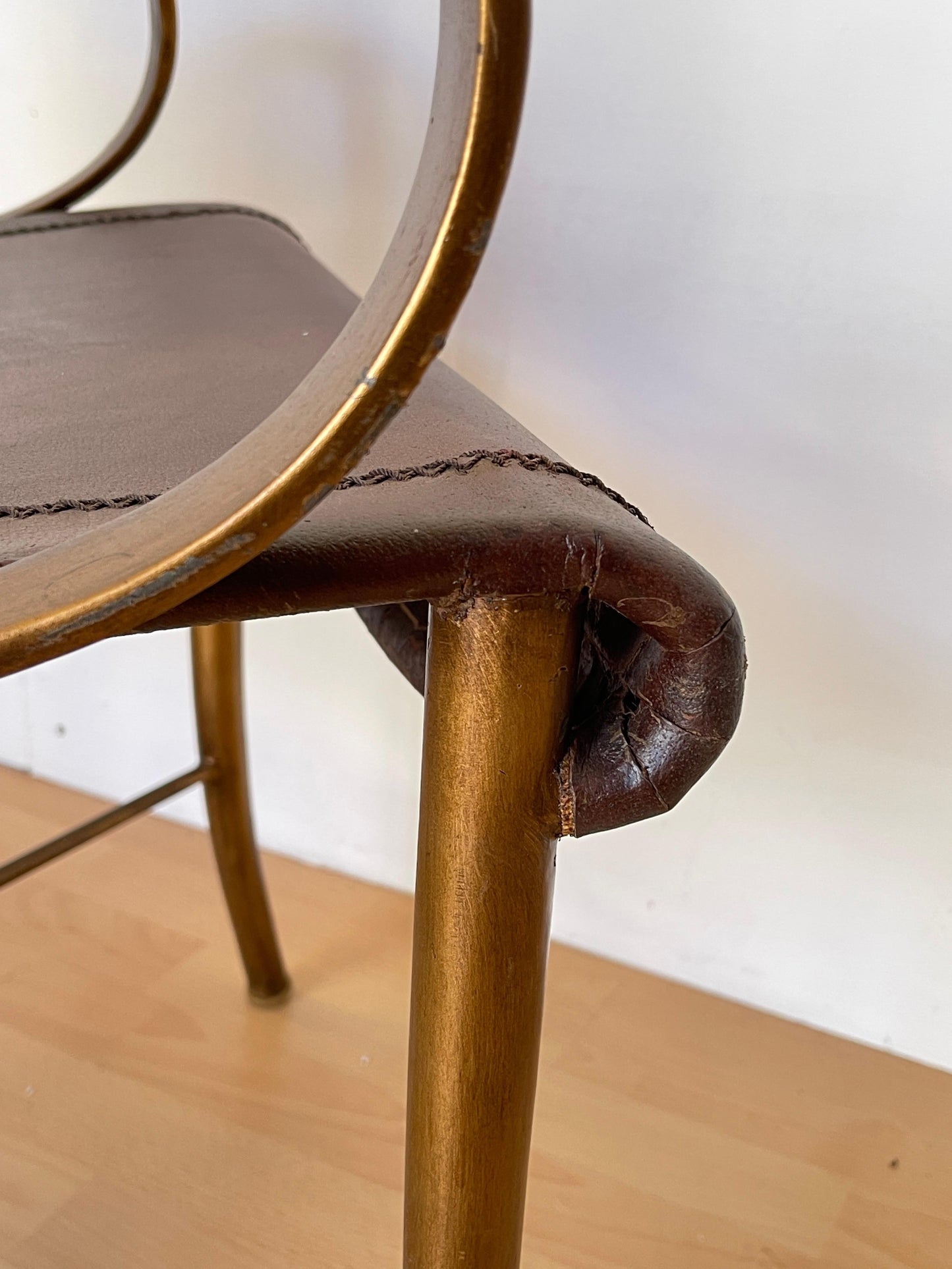 Sedia vintage in pelle e ferro battuto: elegante design artigianale italiano.