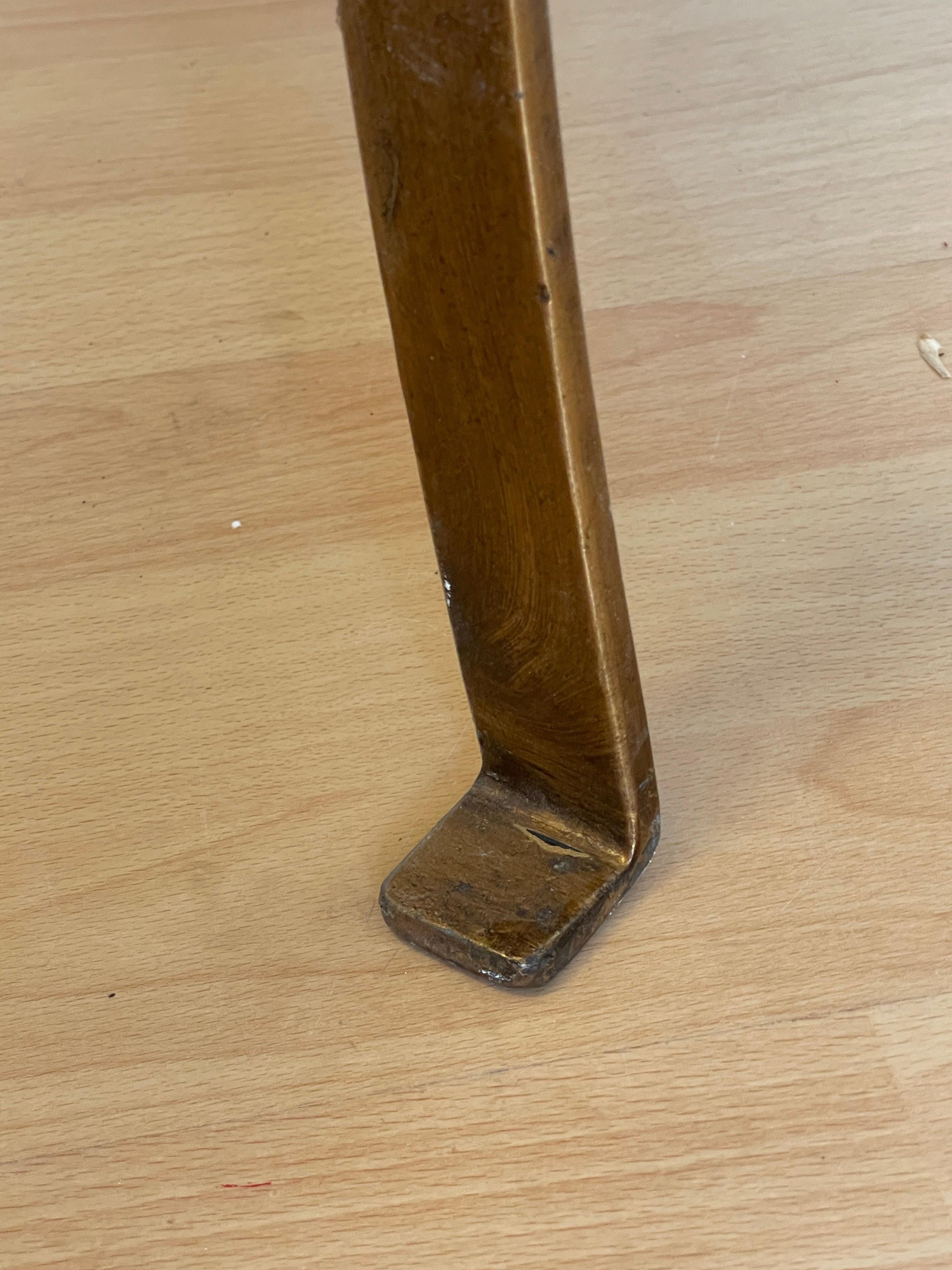 Sedia vintage in pelle e ferro battuto: elegante design artigianale italiano.