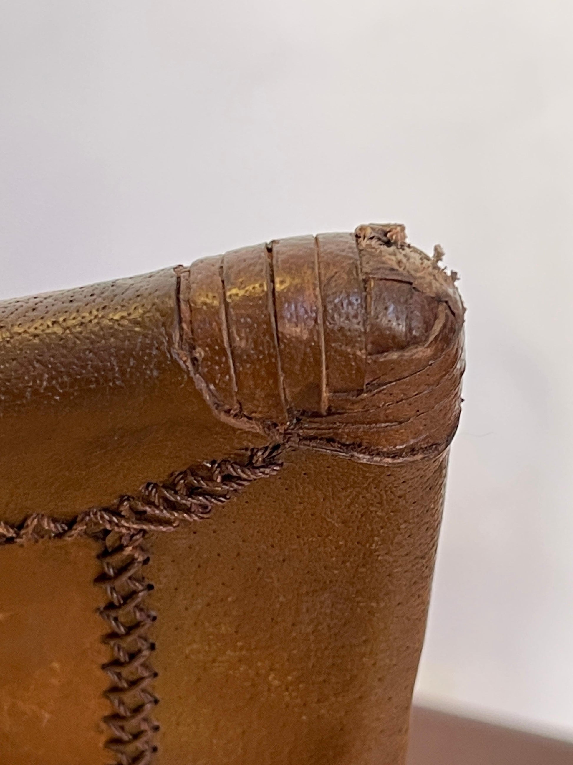 Sedia vintage in pelle e ferro battuto: elegante design artigianale italiano.