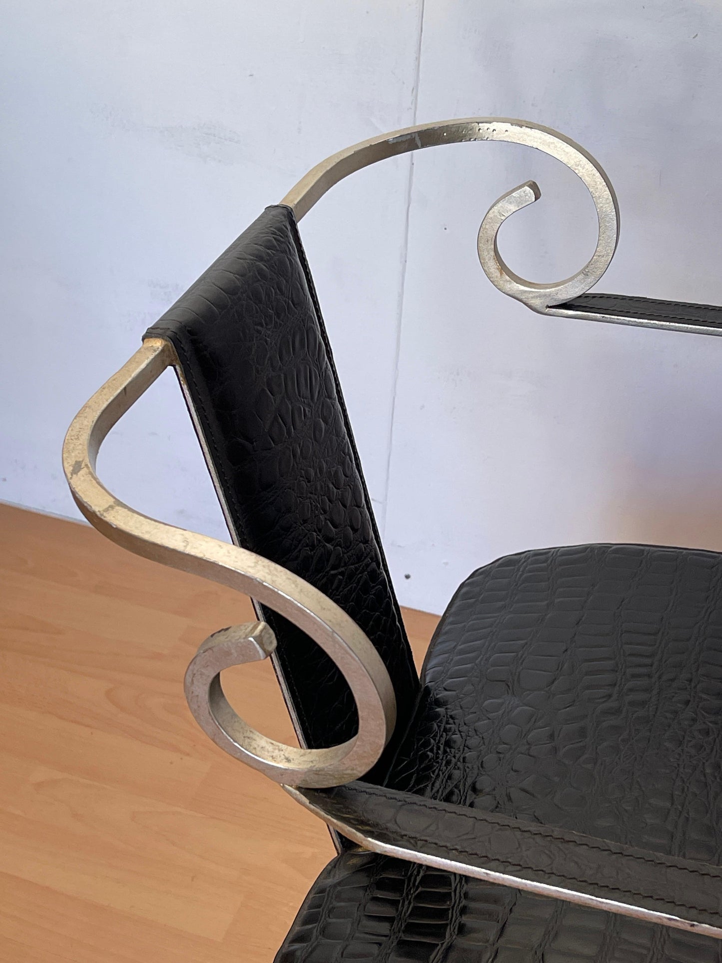 Sedia Vintage in Acciaio e Pelle Nera Effetto Coccodrillo