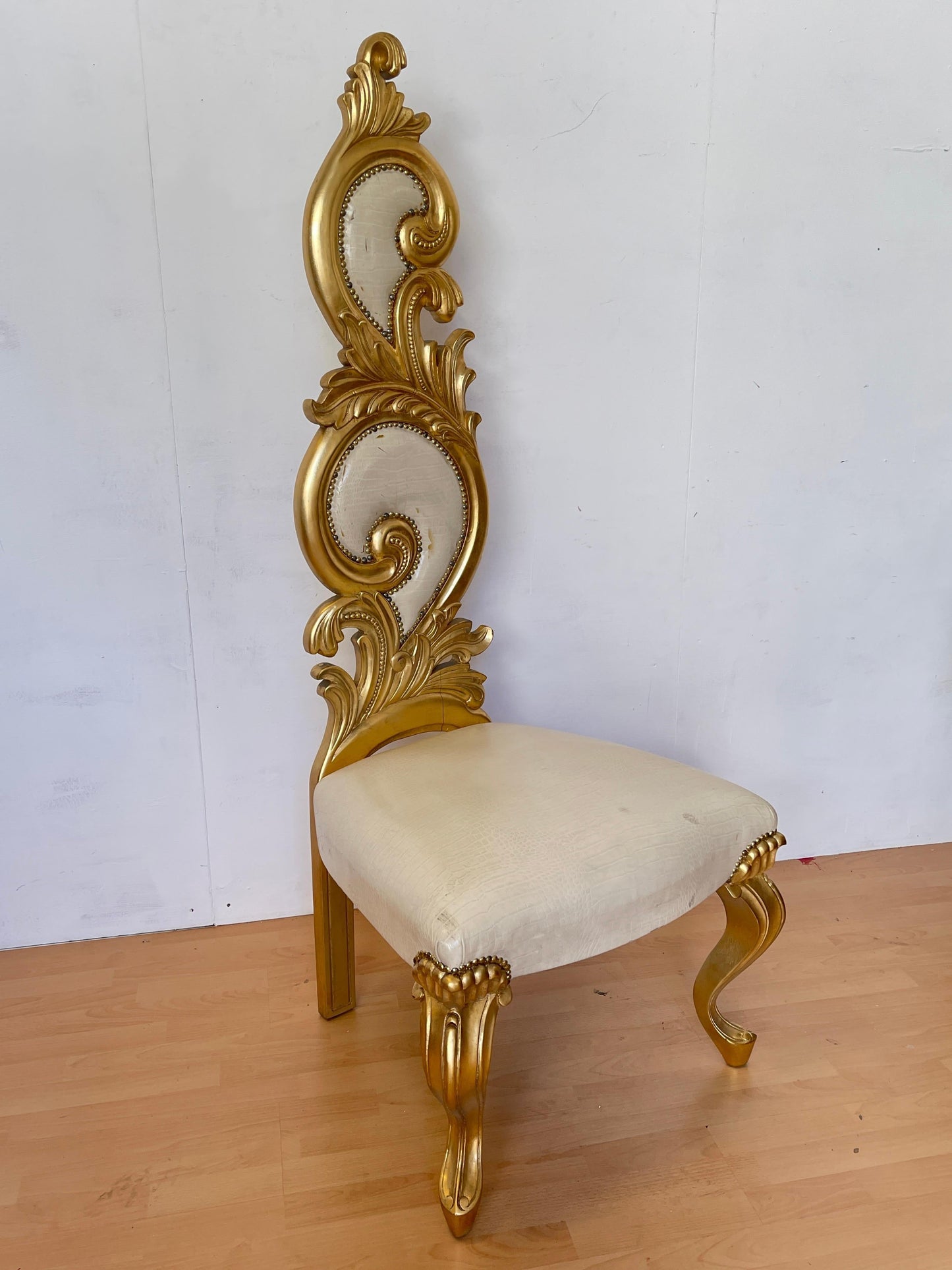 Sedia Barocco Dorato con Rivestimento in Ecopelle Avorio