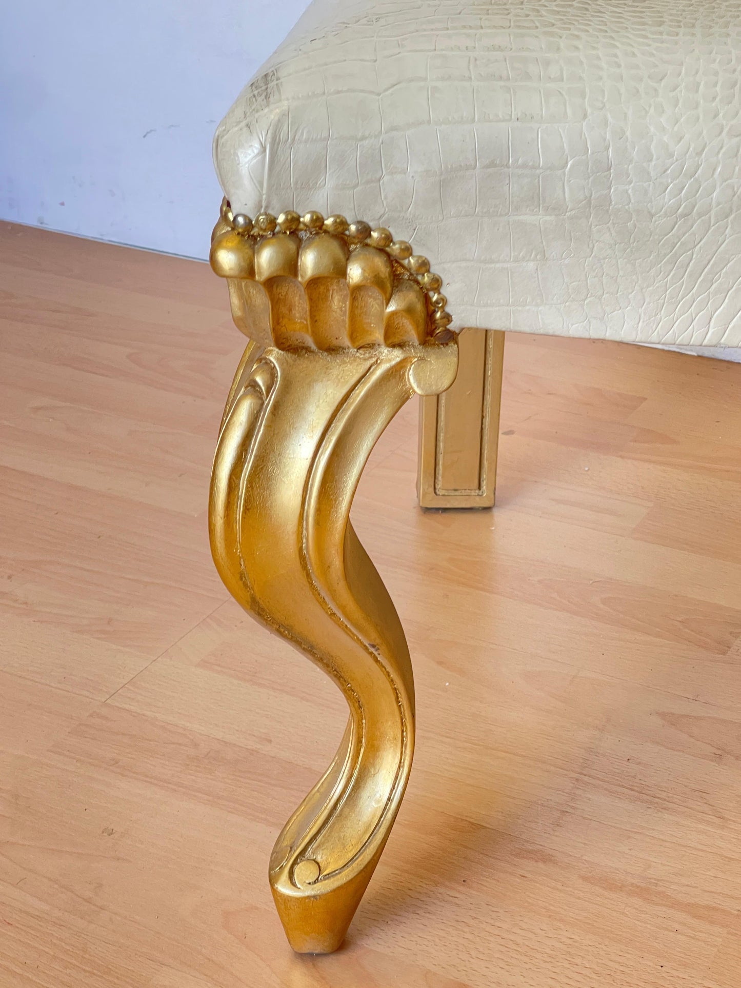 Sedia Barocco Dorato con Rivestimento in Ecopelle Avorio