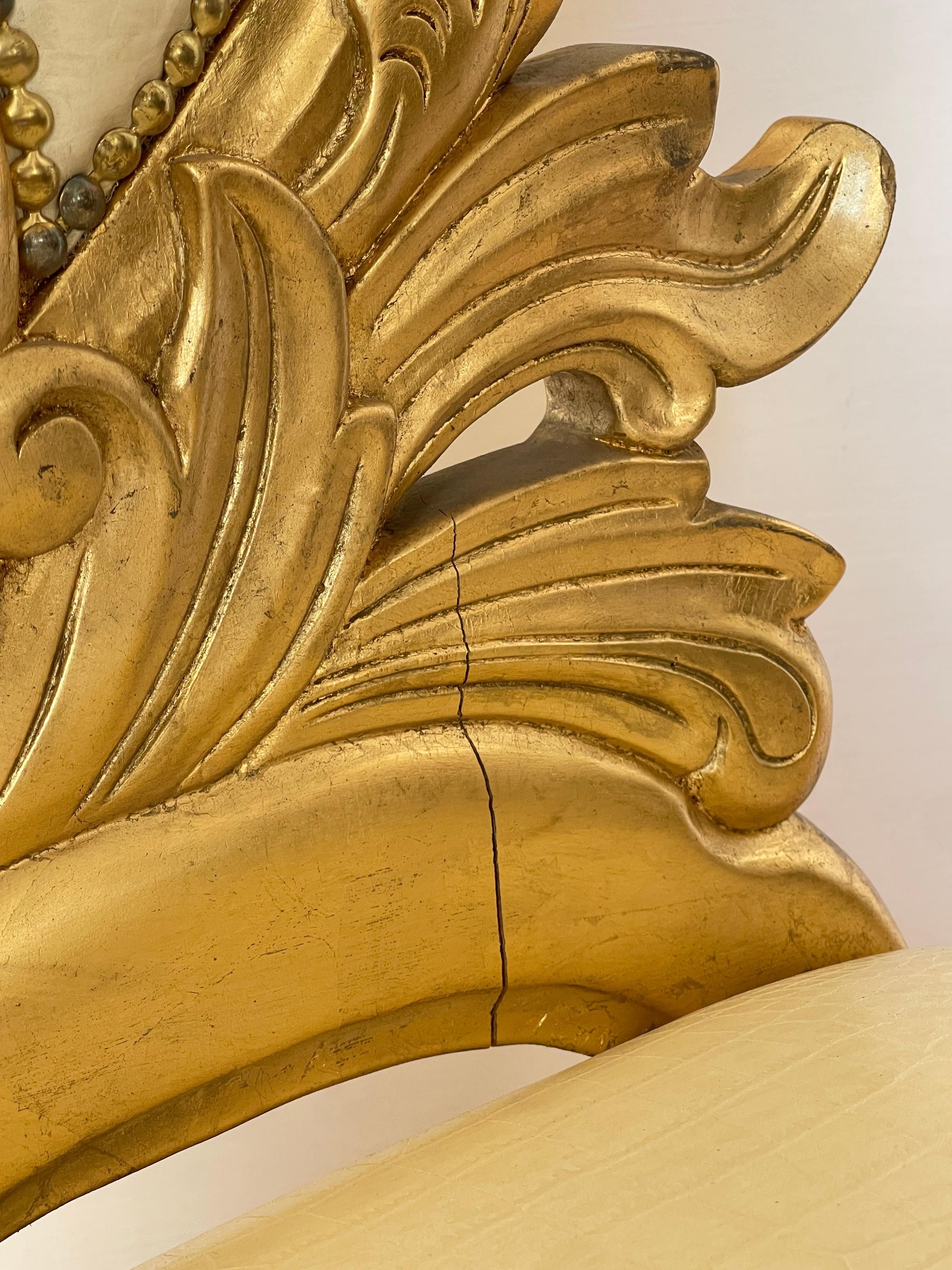 Sedia Barocco Dorato con Rivestimento in Ecopelle Avorio