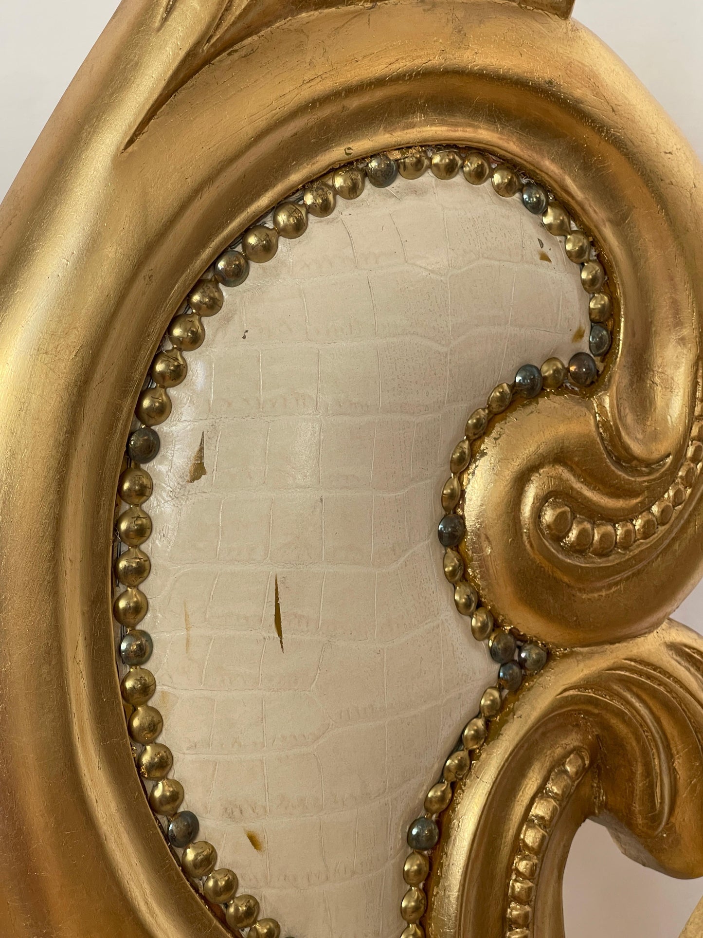 Sedia Barocco Dorato con Rivestimento in Ecopelle Avorio