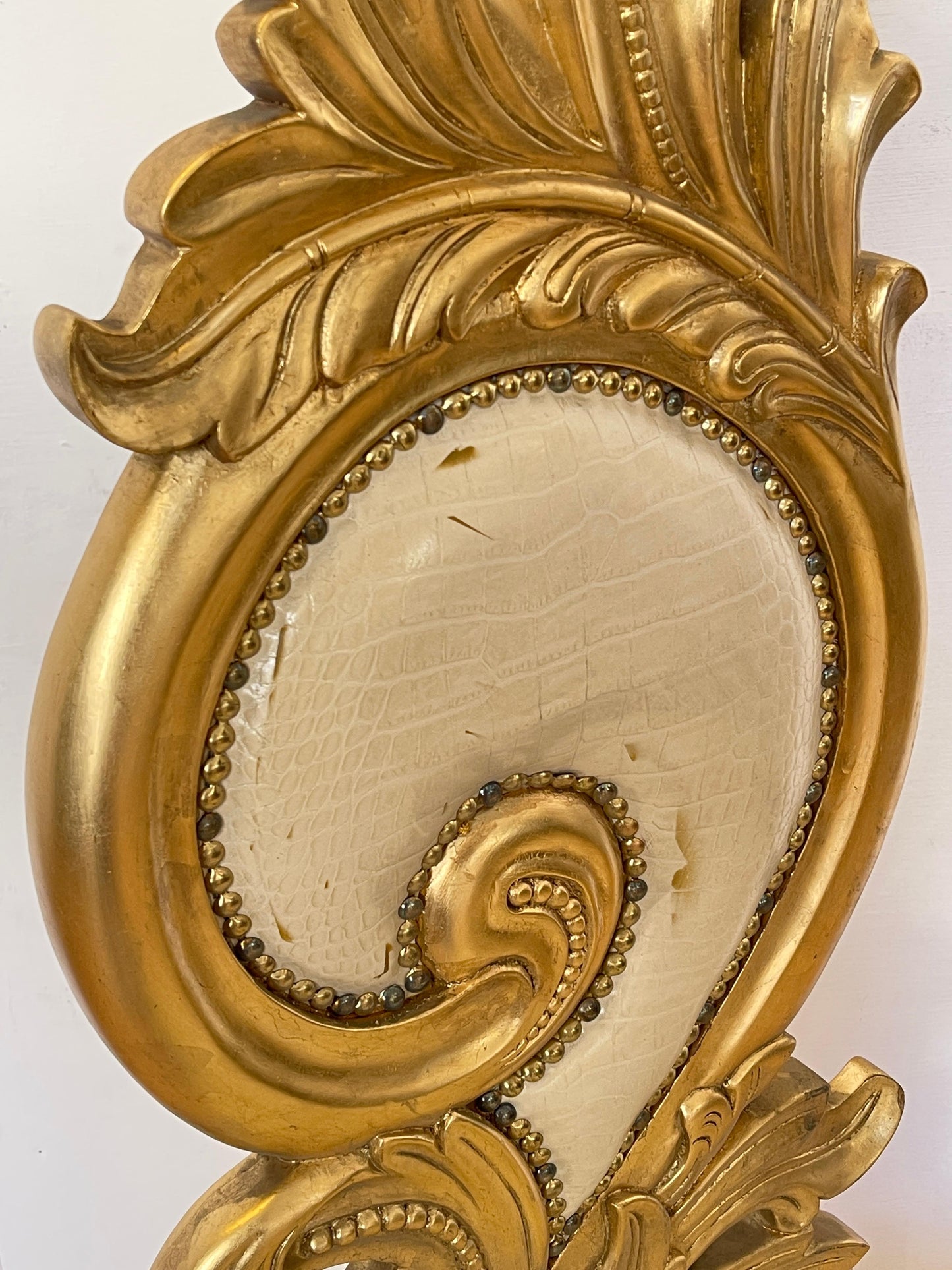 Sedia Barocco Dorato con Rivestimento in Ecopelle Avorio