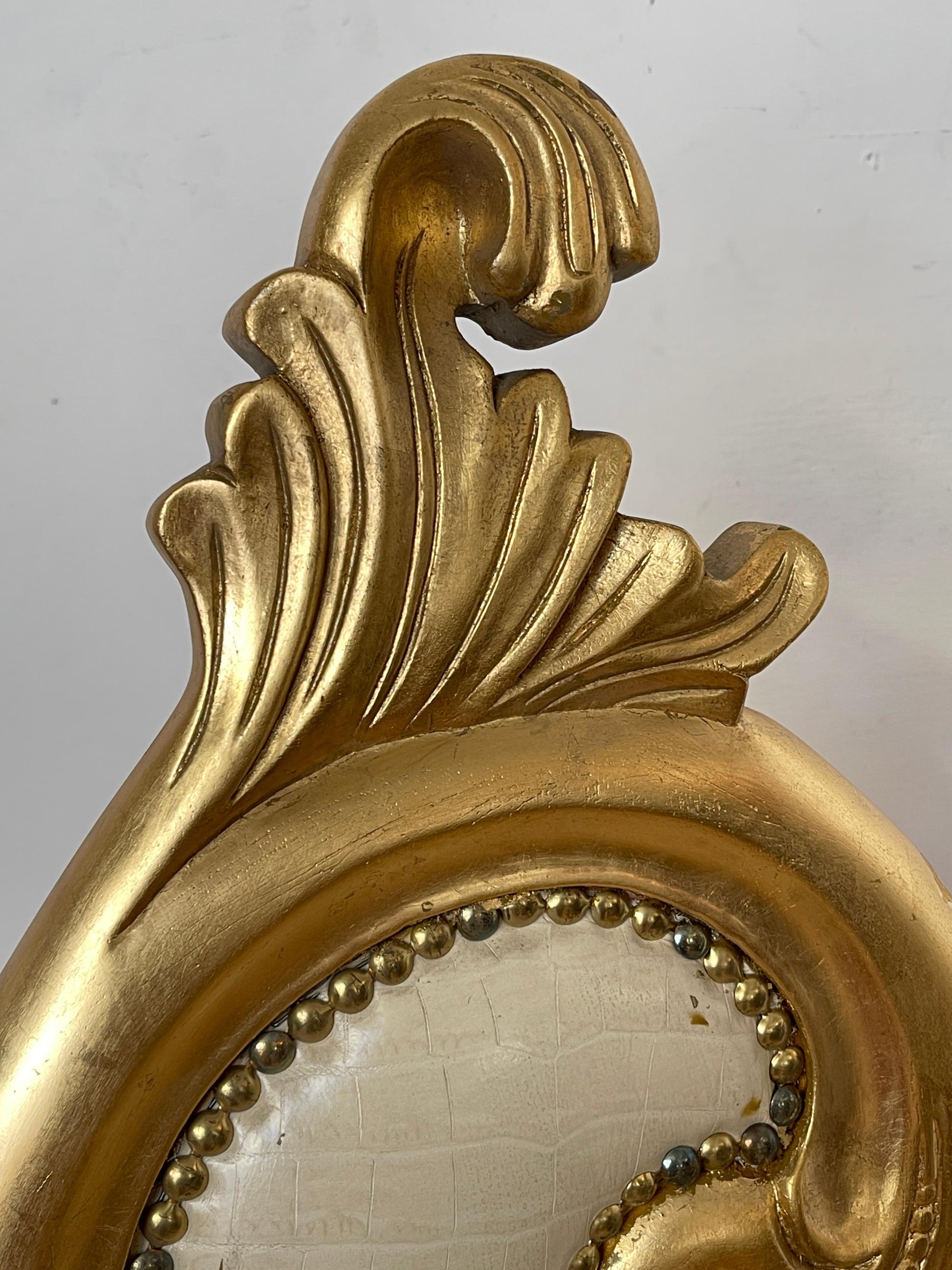 Sedia Barocco Dorato con Rivestimento in Ecopelle Avorio