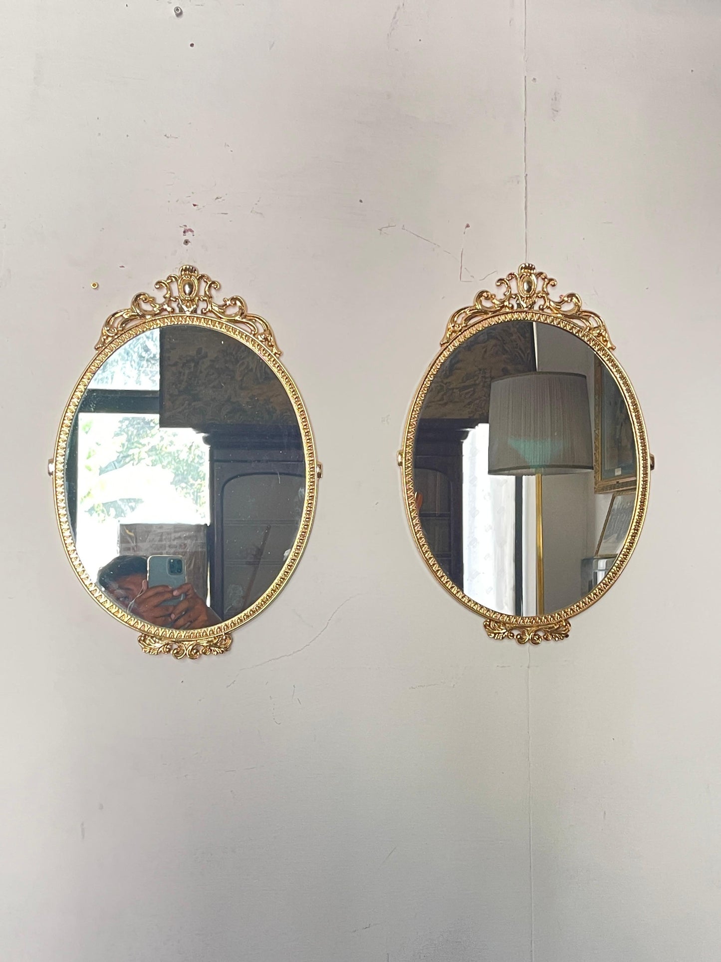 Coppia di specchi Ovali Dorati in Stile Barocco, Italia, anni '70
