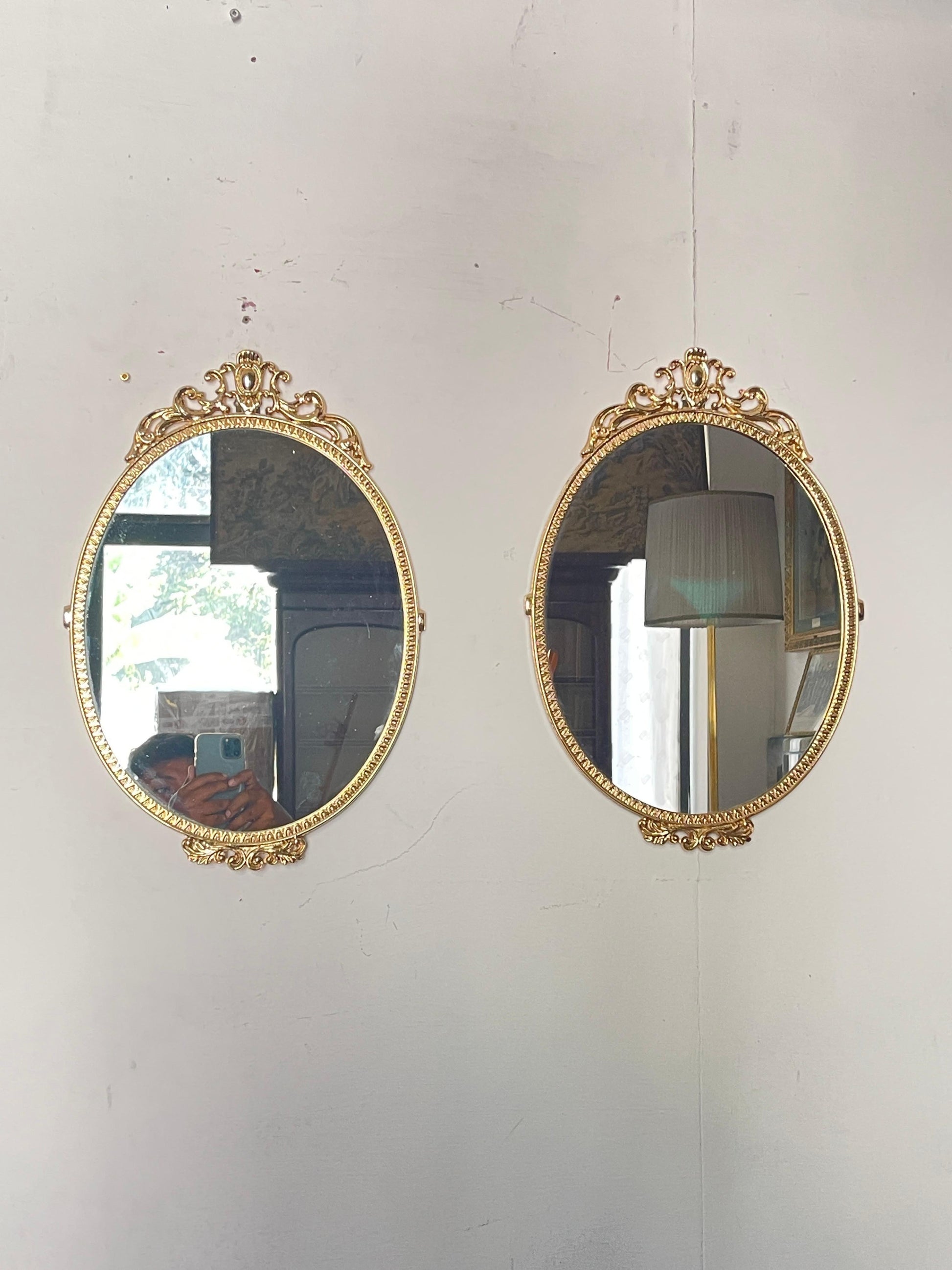 Coppia di specchi Ovali Dorati in Stile Barocco, Italia, anni '70
