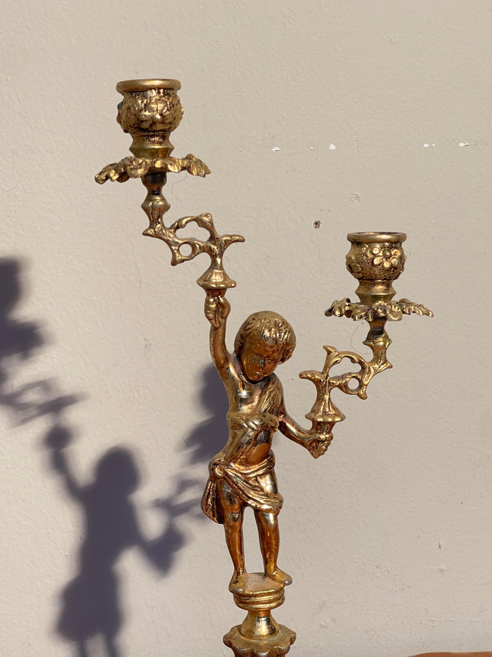 Splendore d’Antan – Coppia di Candelabri in Bronzo Cesellato