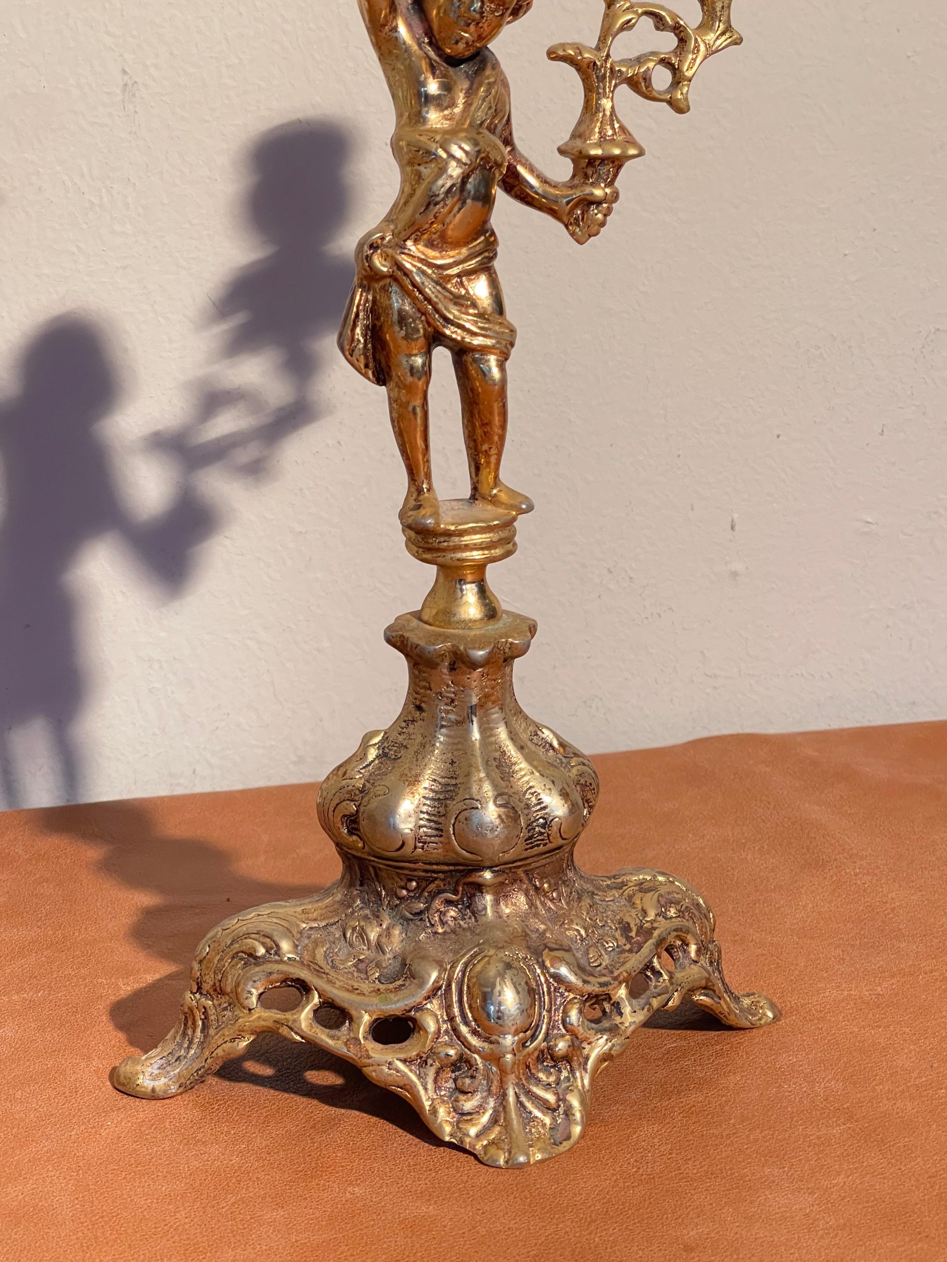 Splendore d’Antan – Coppia di Candelabri in Bronzo Cesellato