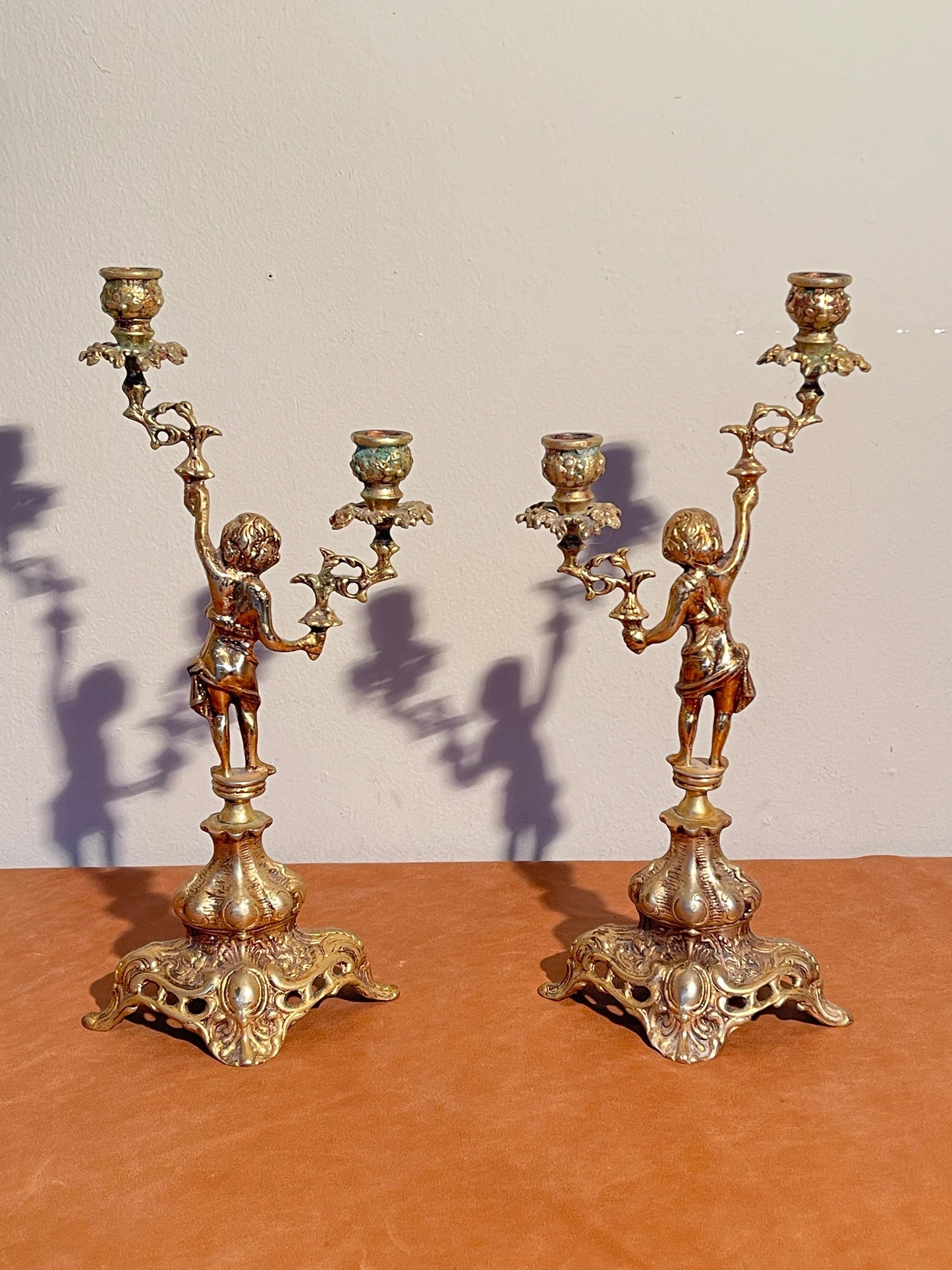 Splendore d’Antan – Coppia di Candelabri in Bronzo Cesellato
