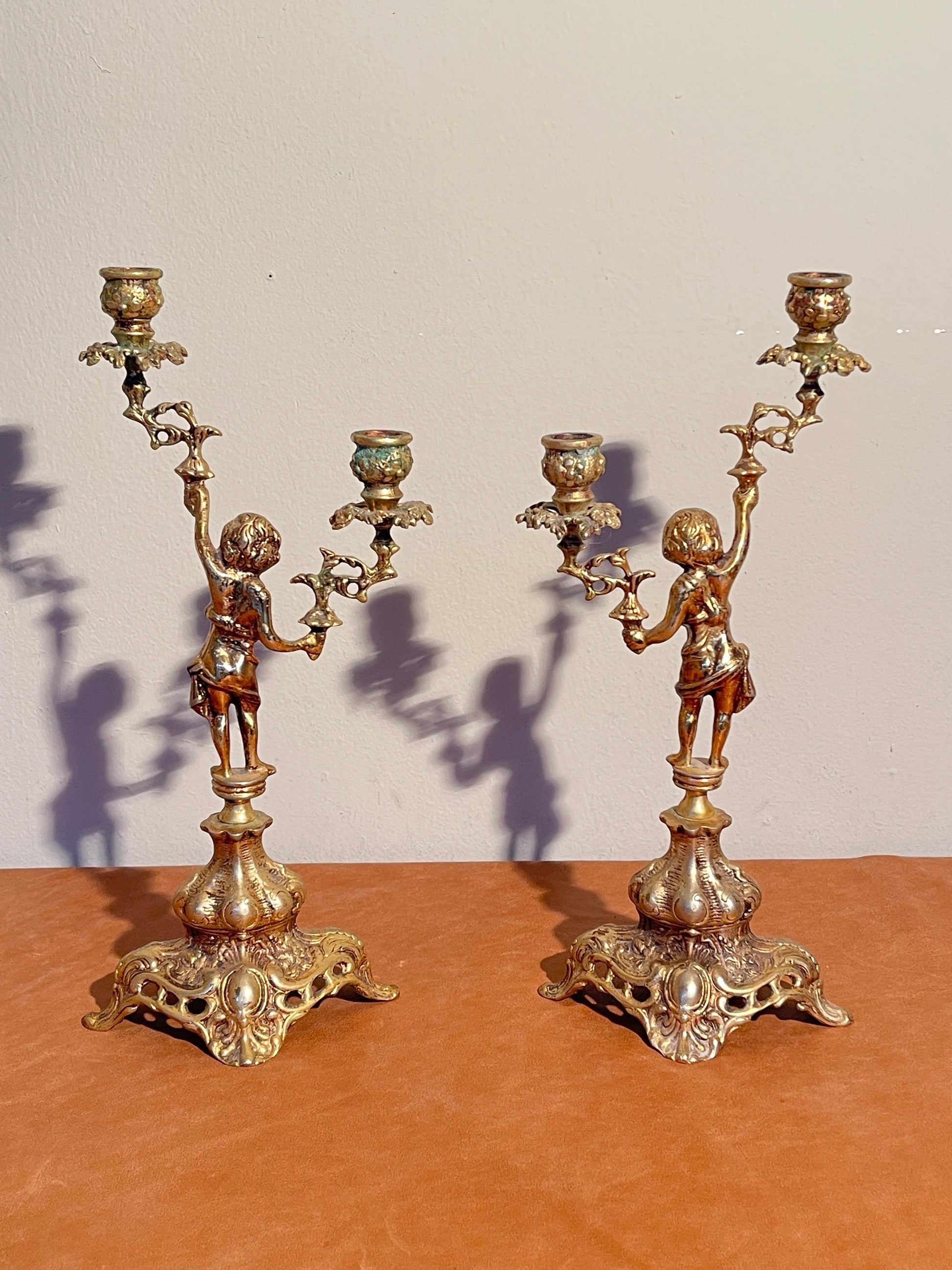 Splendore d’Antan – Coppia di Candelabri in Bronzo Cesellato