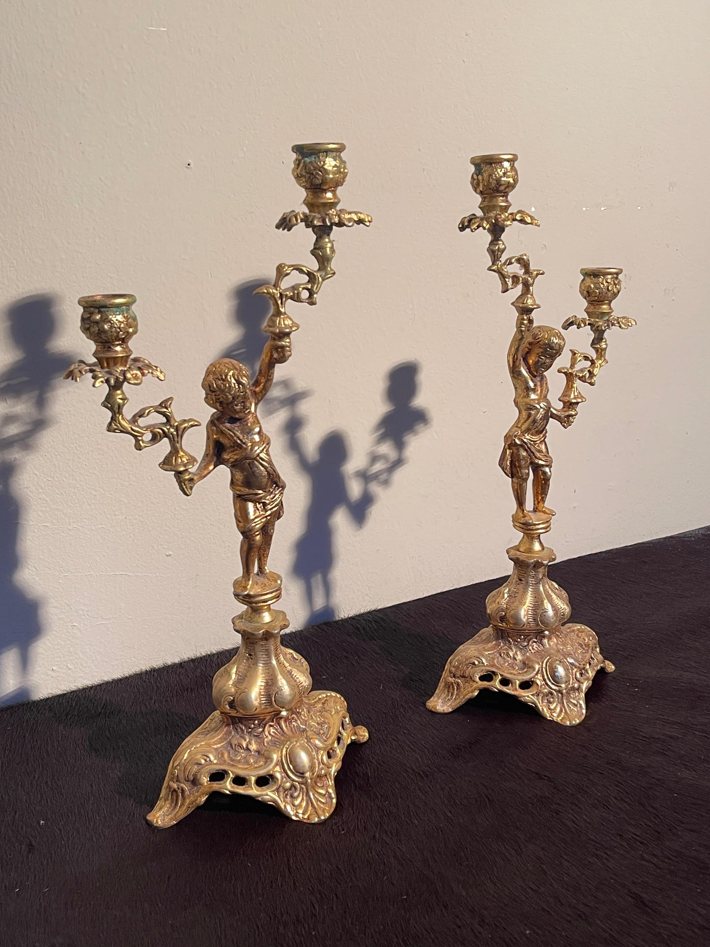 Splendore d’Antan – Coppia di Candelabri in Bronzo Cesellato