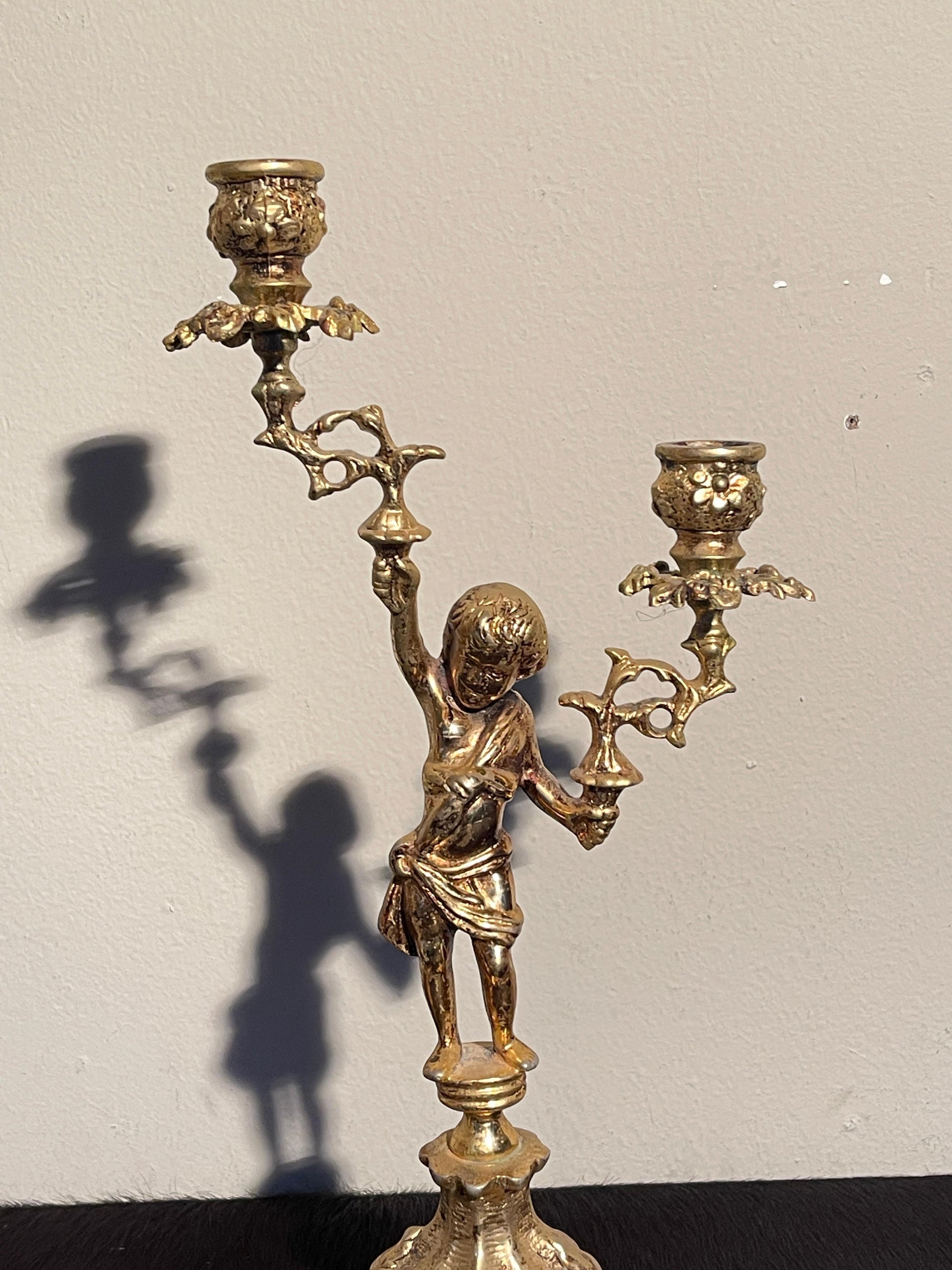 Splendore d’Antan – Coppia di Candelabri in Bronzo Cesellato