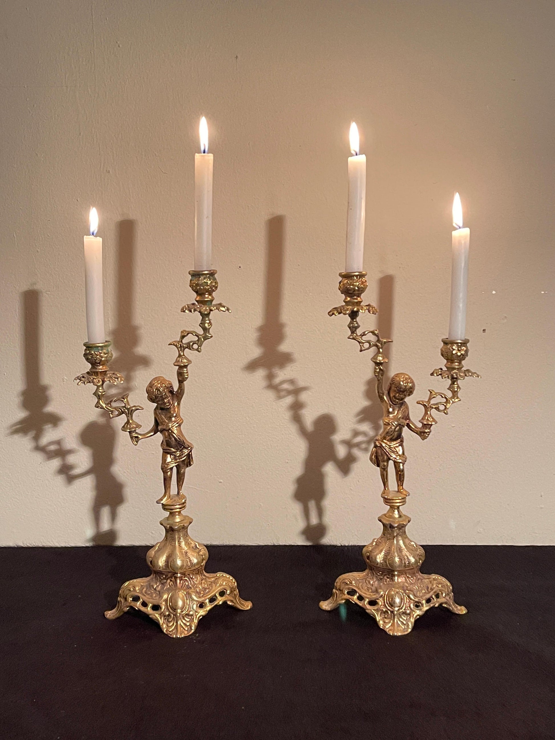 Splendore d’Antan – Coppia di Candelabri in Bronzo Cesellato