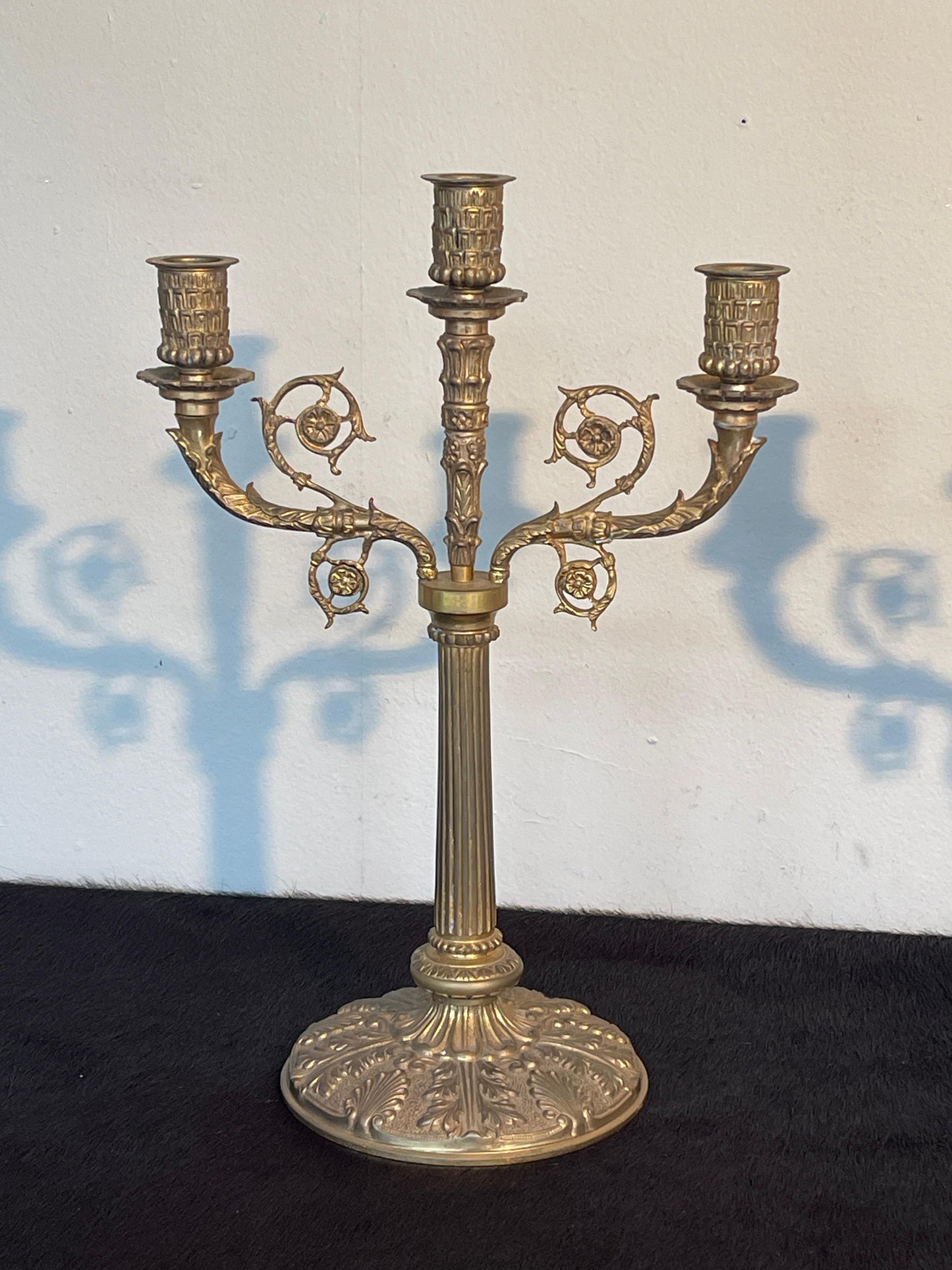 Elegante Coppia di Candelabri in Bronzo Dorato - Stile Classico