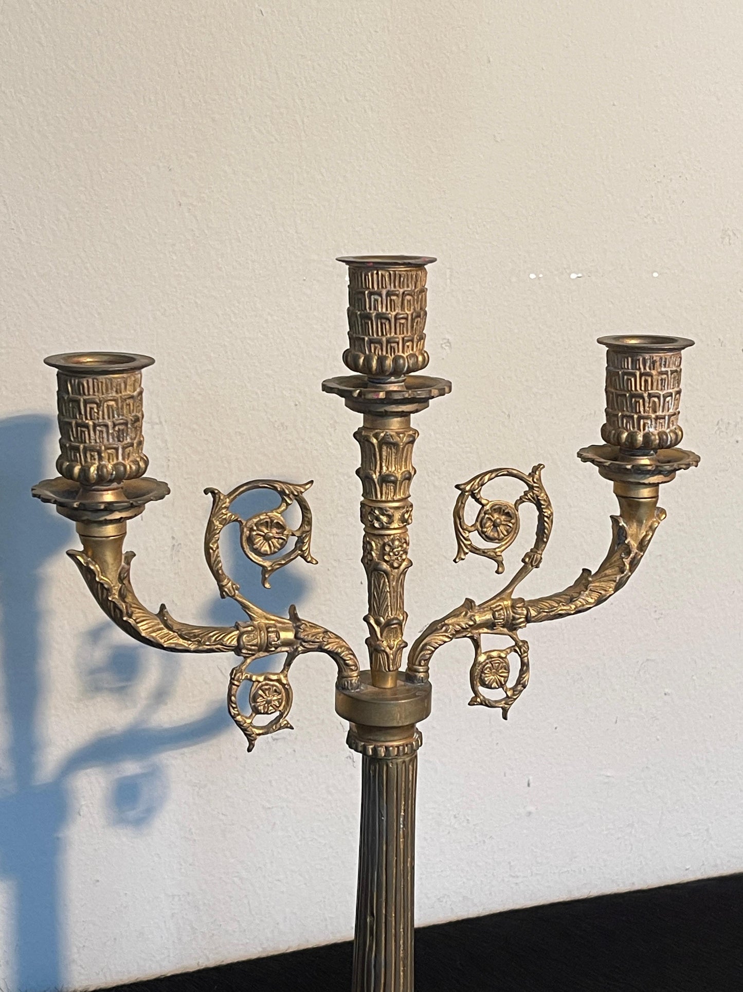 Elegante Coppia di Candelabri in Bronzo Dorato - Stile Classico