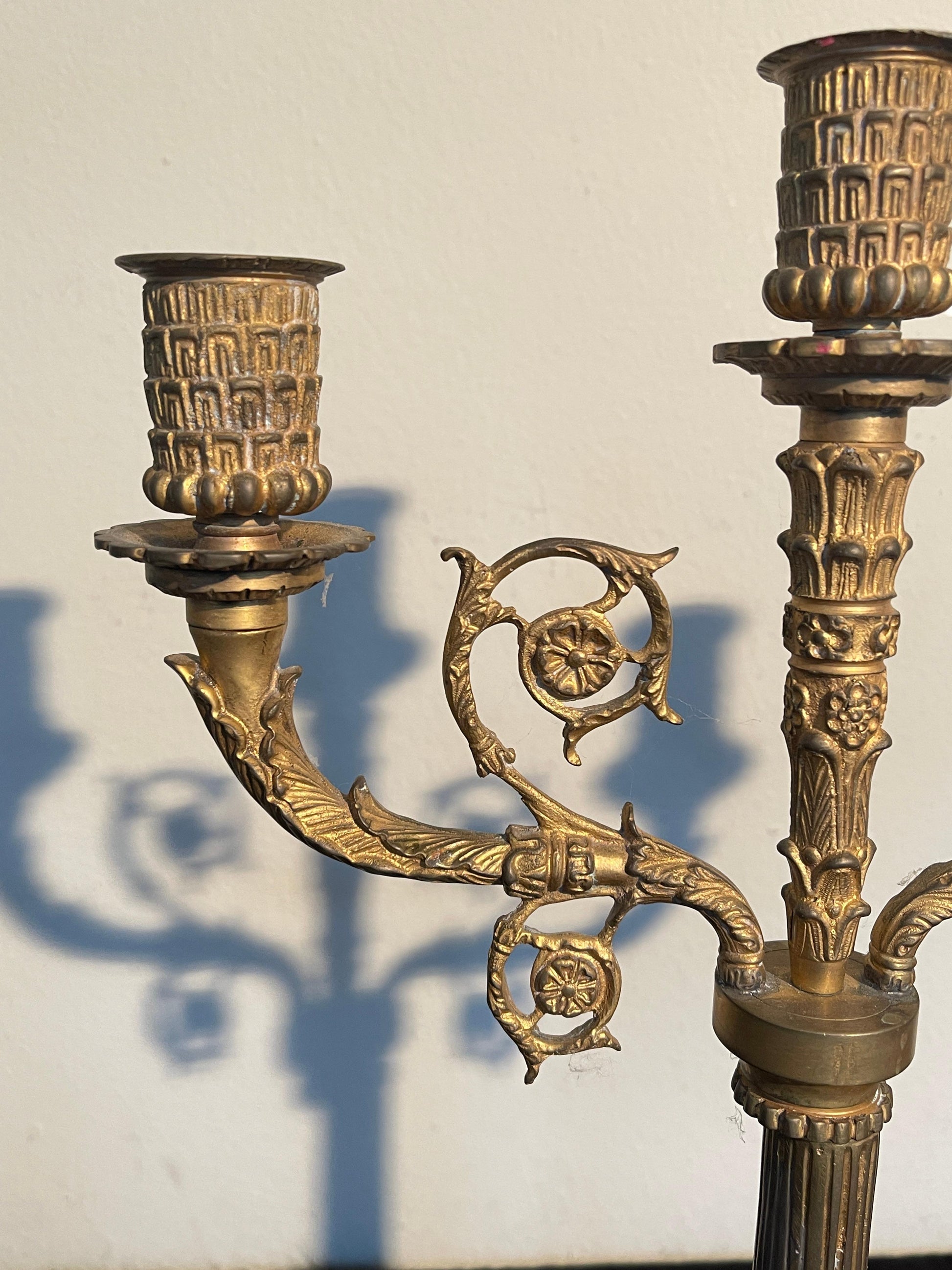 Elegante Coppia di Candelabri in Bronzo Dorato - Stile Classico
