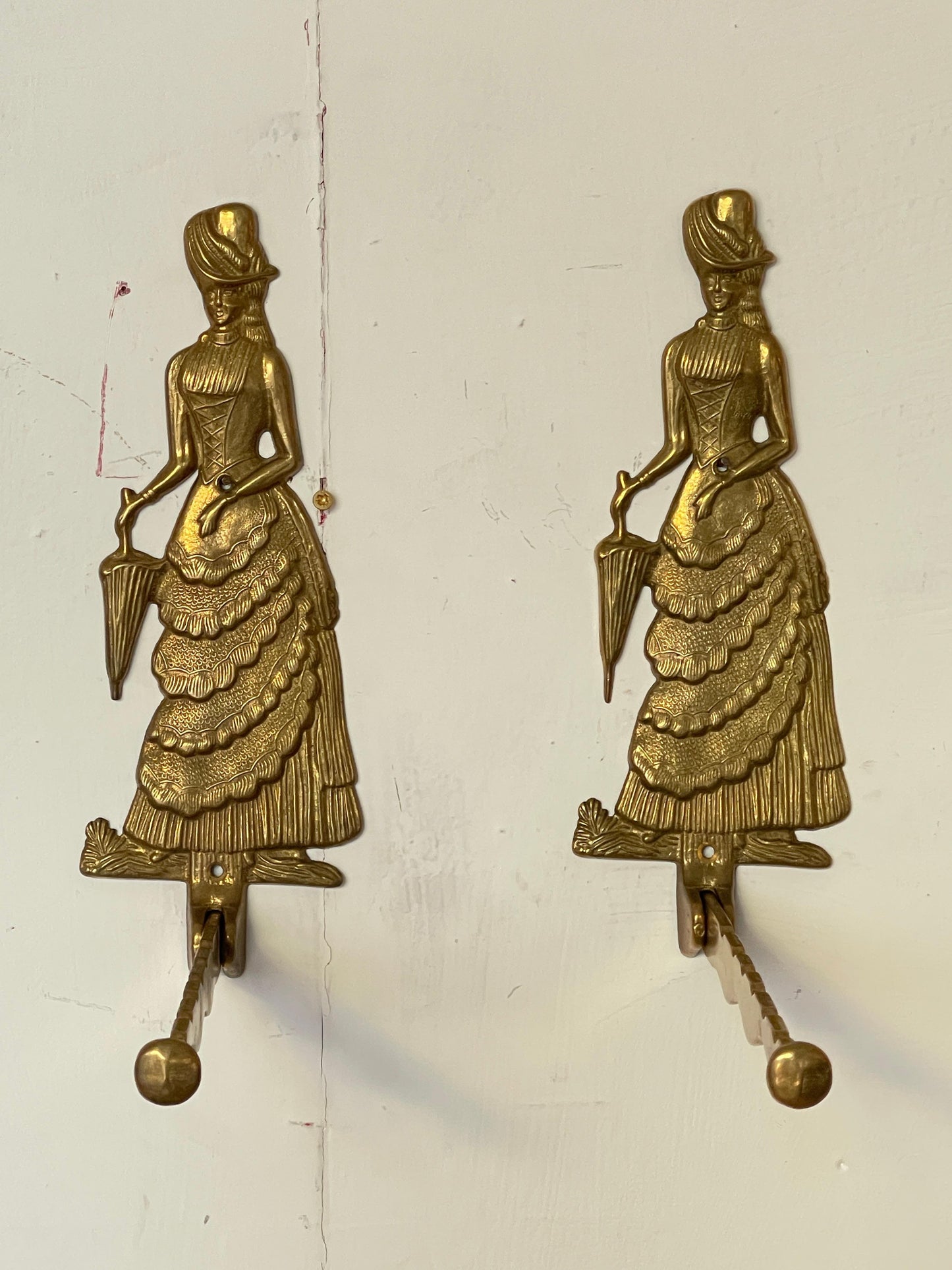 Coppia di appendiabiti da parete in ottone – Figure femminili stile liberty