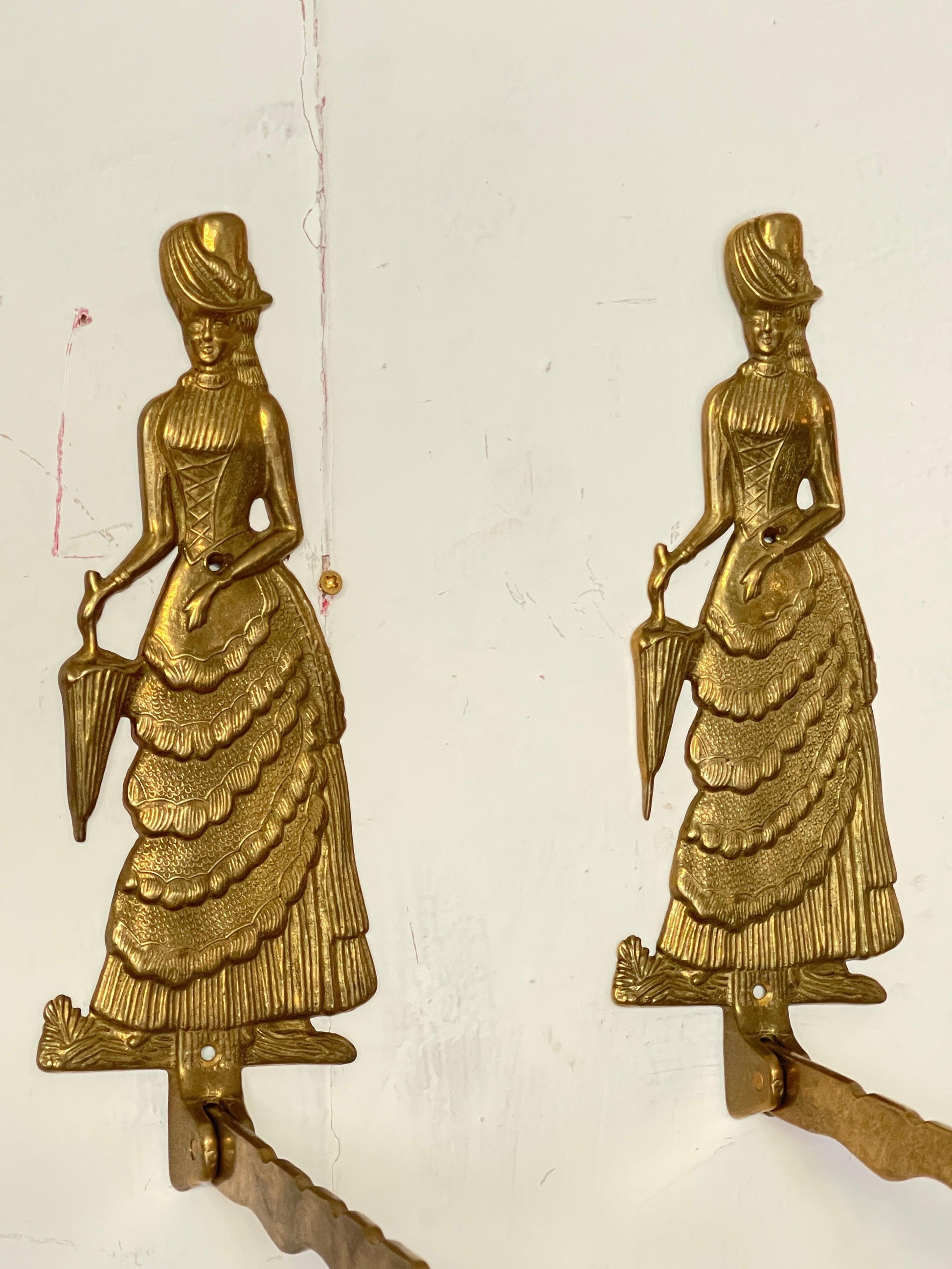 Coppia di appendiabiti da parete in ottone – Figure femminili stile liberty