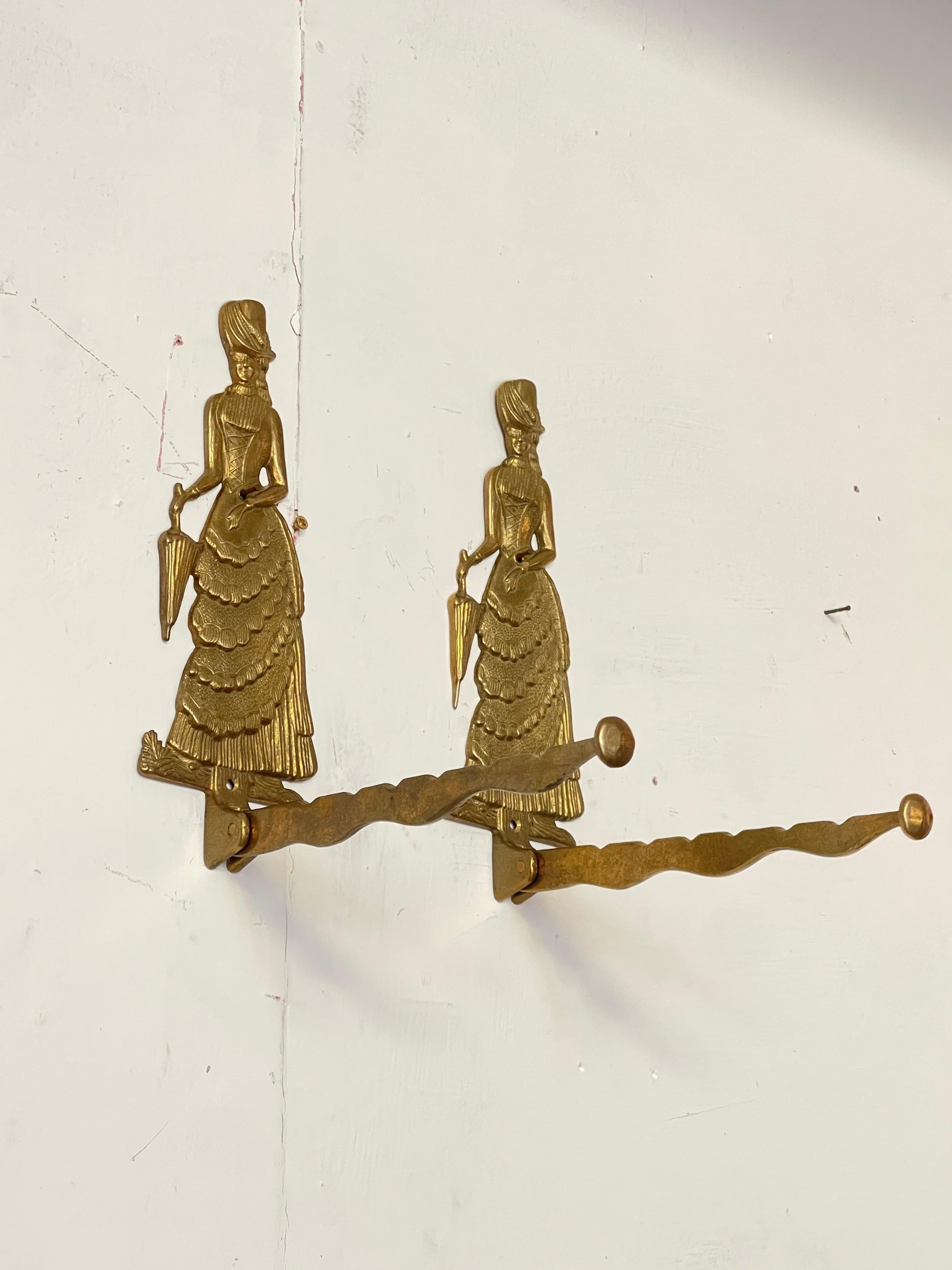 Coppia di appendiabiti da parete in ottone – Figure femminili stile liberty