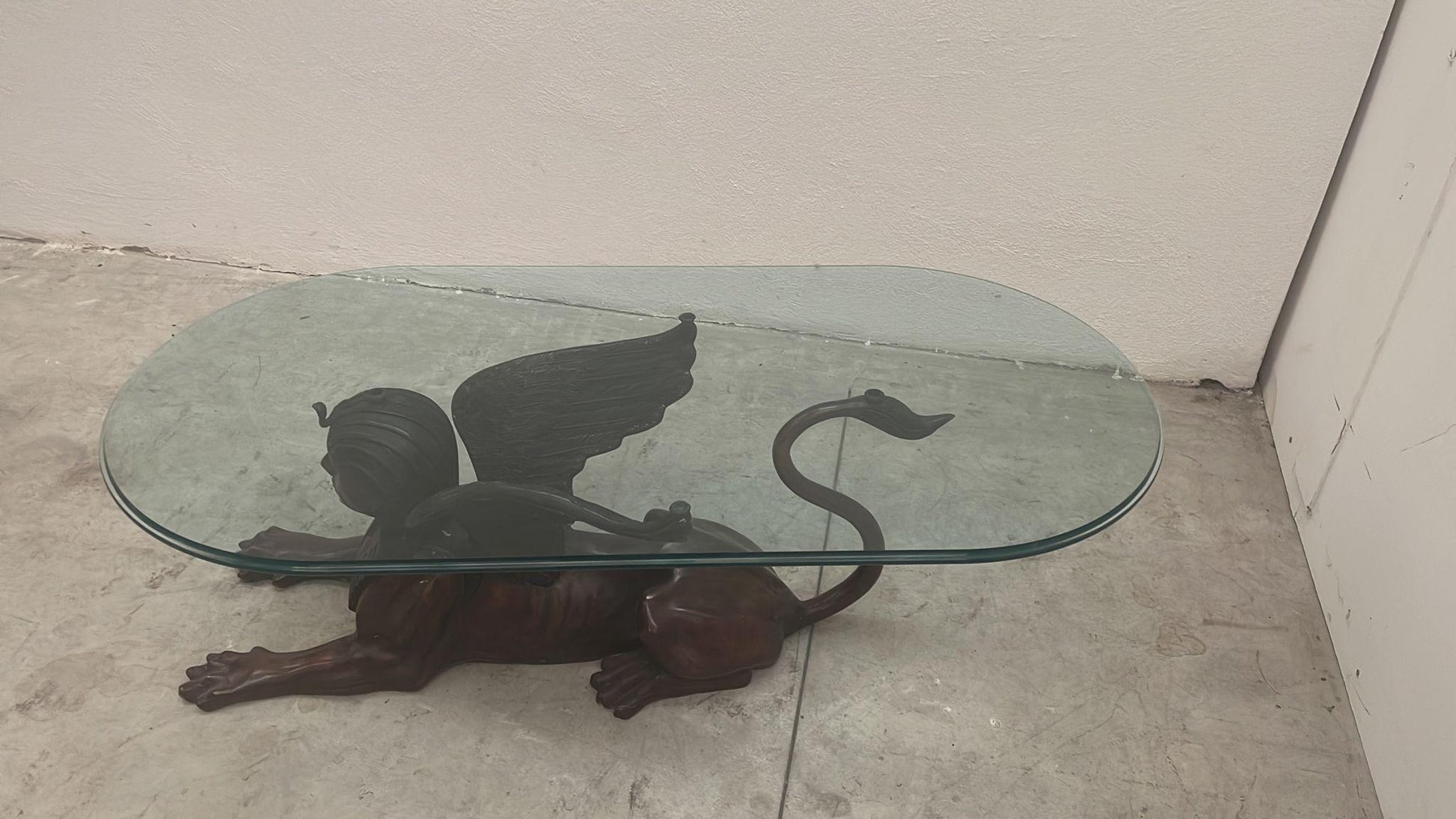 Meravigliosa scultura sfinge in bronzo con funzione di tavolino. Design Mice